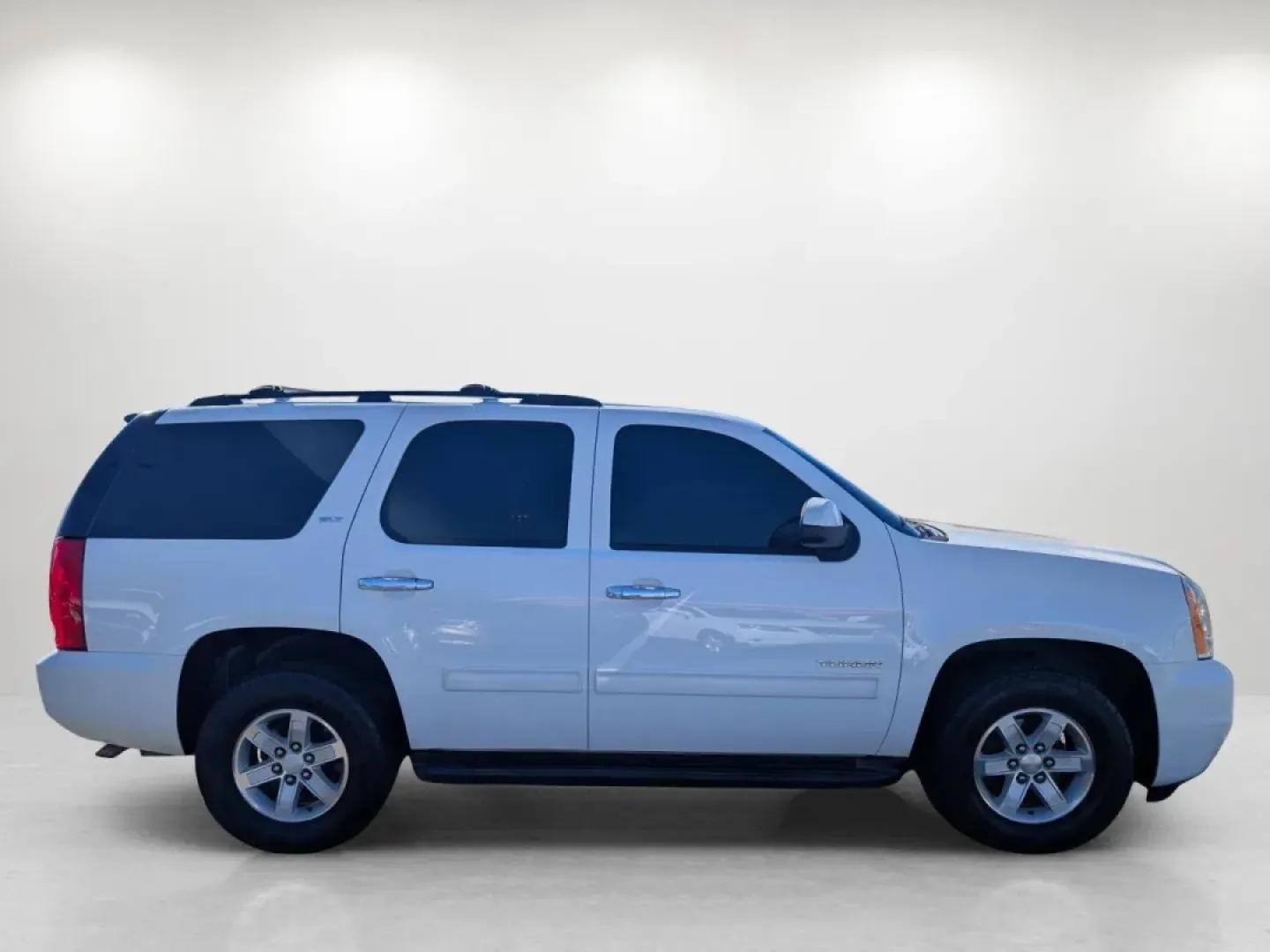 2014 /Light Titanium GMC Yukon SLT (1GKS1CE05ER) with an Other engine, located at 1430 Gateway Drive, Opelika, AL, 36801, (334) 239-0944, 32.637871, -85.409790 - Are you ready to elevate your family adventures or tackle daily commutes with unparalleled comfort and versatility? Look no further than this 2014 GMC Yukon SLT, now available at Gils Auto in Phenix City, AL. This robust SUV is the perfect companion for growing families, weekend road trips, or anyon - Photo#3
