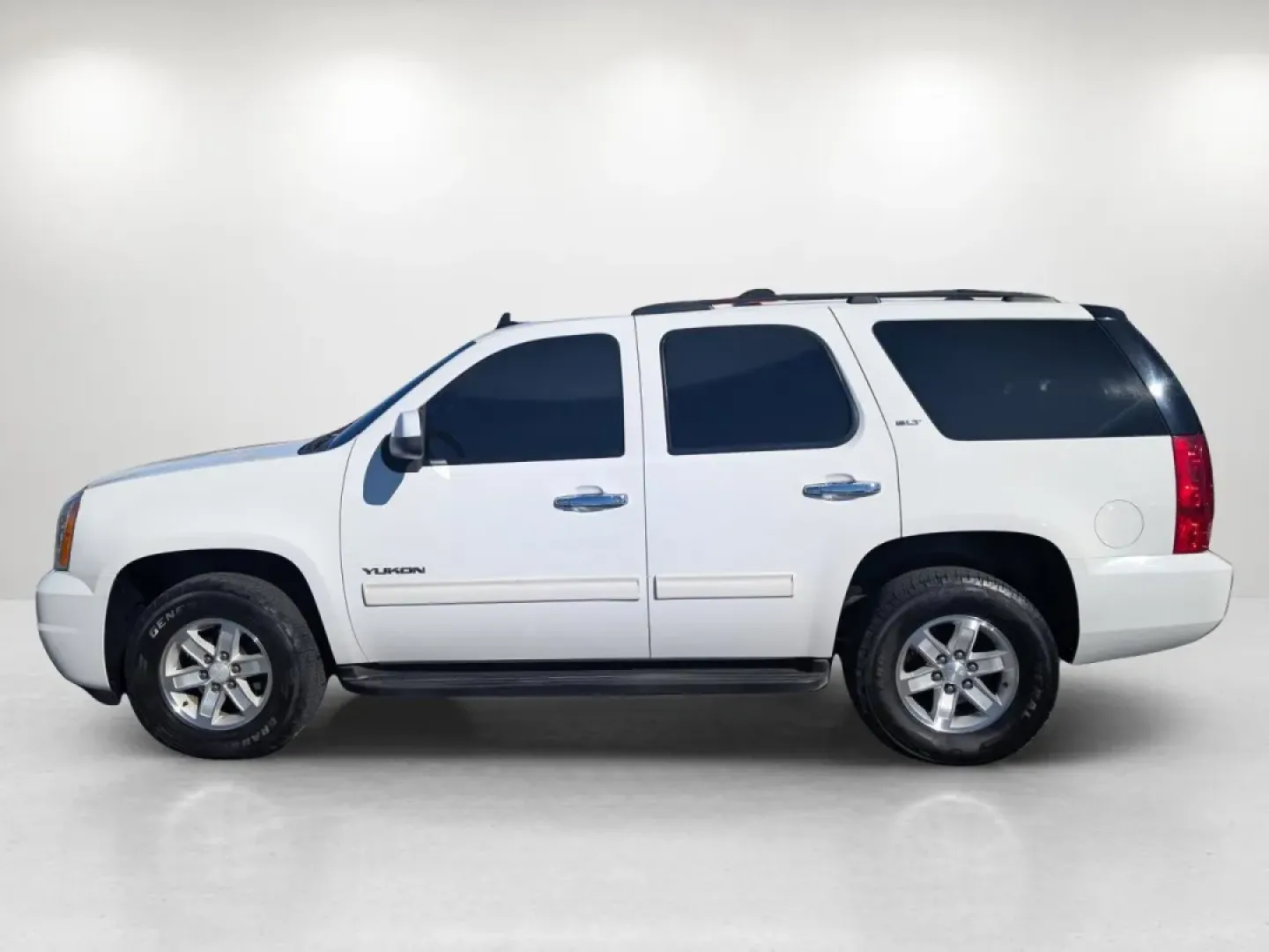 2014 /Light Titanium GMC Yukon SLT (1GKS1CE05ER) with an Other engine, located at 1430 Gateway Drive, Opelika, AL, 36801, (334) 239-0944, 32.637871, -85.409790 - Are you ready to elevate your family adventures or tackle daily commutes with unparalleled comfort and versatility? Look no further than this 2014 GMC Yukon SLT, now available at Gils Auto in Phenix City, AL. This robust SUV is the perfect companion for growing families, weekend road trips, or anyon - Photo#7