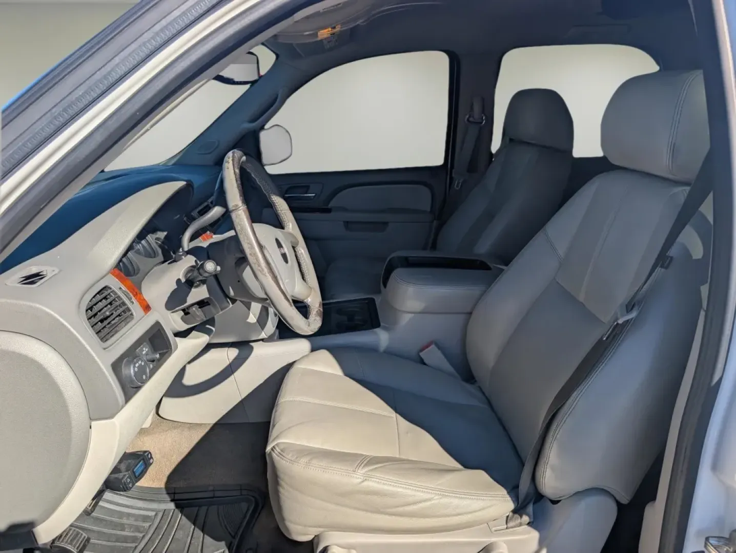 2014 /Light Titanium GMC Yukon SLT (1GKS1CE05ER) with an Other engine, located at 1430 Gateway Drive, Opelika, AL, 36801, (334) 239-0944, 32.637871, -85.409790 - Are you ready to elevate your family adventures or tackle daily commutes with unparalleled comfort and versatility? Look no further than this 2014 GMC Yukon SLT, now available at Gils Auto in Phenix City, AL. This robust SUV is the perfect companion for growing families, weekend road trips, or anyon - Photo#9