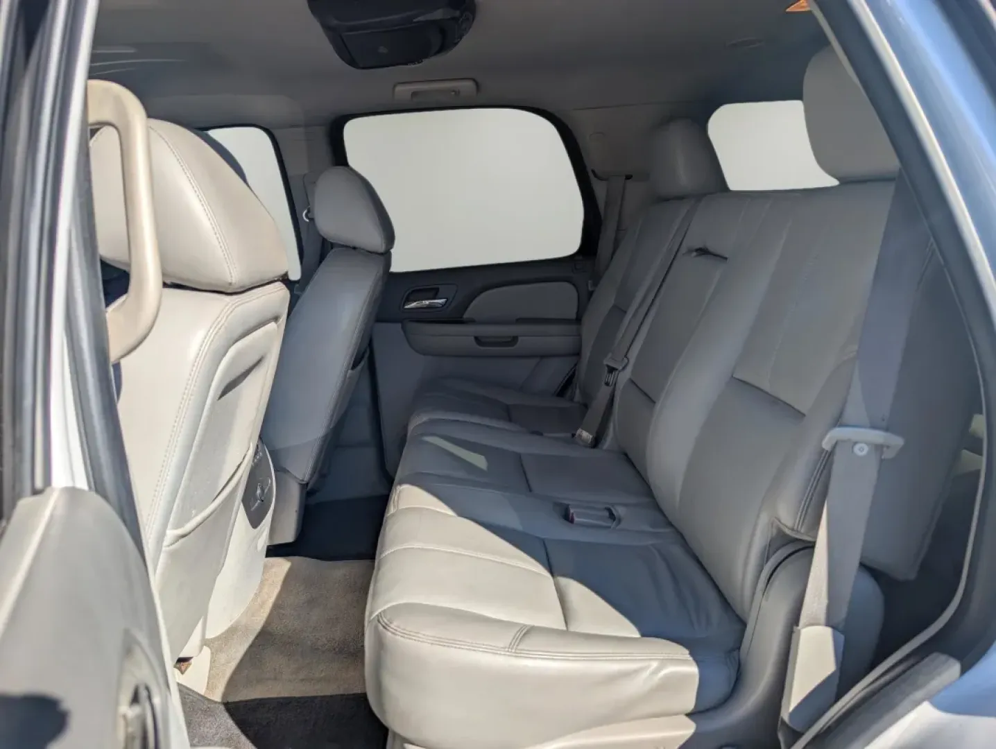 2014 /Light Titanium GMC Yukon SLT (1GKS1CE05ER) with an Other engine, located at 1430 Gateway Drive, Opelika, AL, 36801, (334) 239-0944, 32.637871, -85.409790 - Are you ready to elevate your family adventures or tackle daily commutes with unparalleled comfort and versatility? Look no further than this 2014 GMC Yukon SLT, now available at Gils Auto in Phenix City, AL. This robust SUV is the perfect companion for growing families, weekend road trips, or anyon - Photo#10