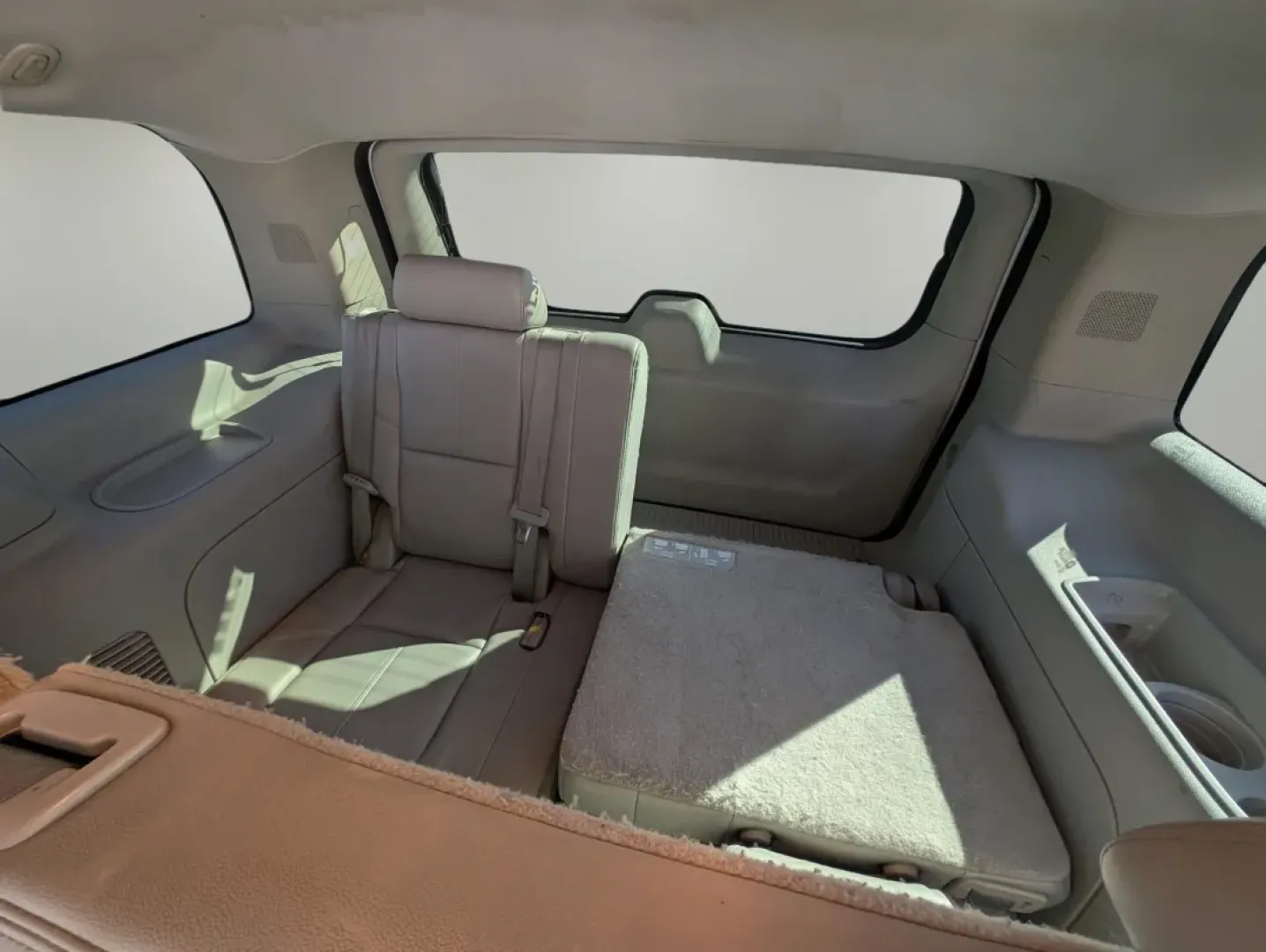 2014 /Light Titanium GMC Yukon SLT (1GKS1CE05ER) with an Other engine, located at 1430 Gateway Drive, Opelika, AL, 36801, (334) 239-0944, 32.637871, -85.409790 - Are you ready to elevate your family adventures or tackle daily commutes with unparalleled comfort and versatility? Look no further than this 2014 GMC Yukon SLT, now available at Gils Auto in Phenix City, AL. This robust SUV is the perfect companion for growing families, weekend road trips, or anyon - Photo#11