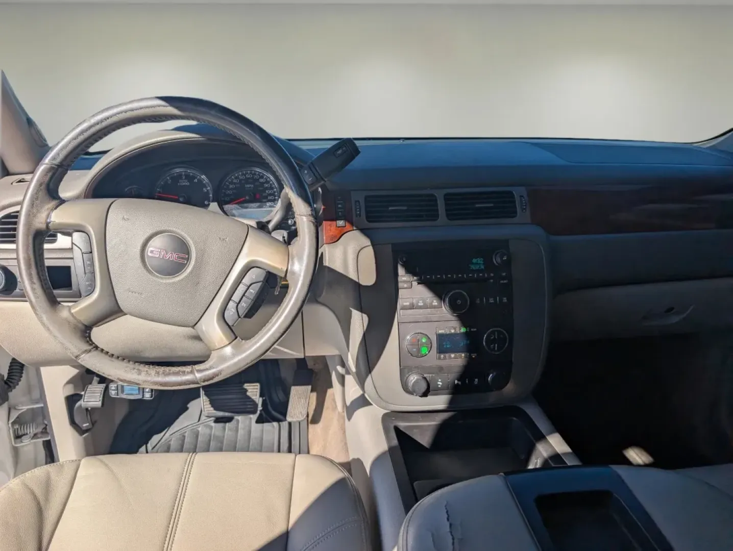 2014 /Light Titanium GMC Yukon SLT (1GKS1CE05ER) with an Other engine, located at 1430 Gateway Drive, Opelika, AL, 36801, (334) 239-0944, 32.637871, -85.409790 - Are you ready to elevate your family adventures or tackle daily commutes with unparalleled comfort and versatility? Look no further than this 2014 GMC Yukon SLT, now available at Gils Auto in Phenix City, AL. This robust SUV is the perfect companion for growing families, weekend road trips, or anyon - Photo#12