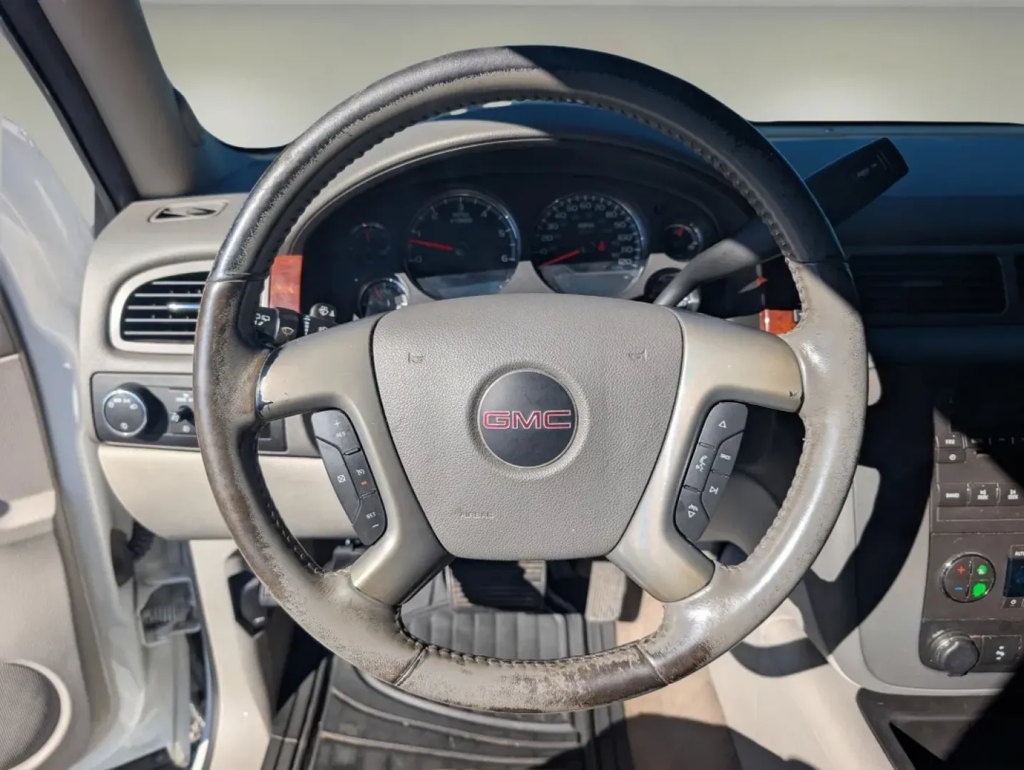 2014 /Light Titanium GMC Yukon SLT (1GKS1CE05ER) with an Other engine, located at 1430 Gateway Drive, Opelika, AL, 36801, (334) 239-0944, 32.637871, -85.409790 - Are you ready to elevate your family adventures or tackle daily commutes with unparalleled comfort and versatility? Look no further than this 2014 GMC Yukon SLT, now available at Gils Auto in Phenix City, AL. This robust SUV is the perfect companion for growing families, weekend road trips, or anyon - Photo#15