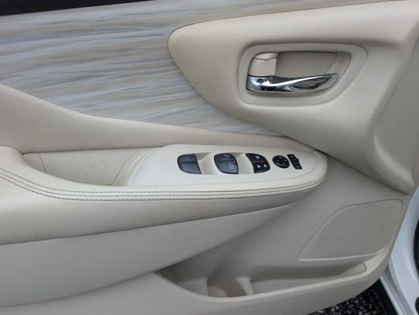 2017 /Cashmere Nissan Murano S (5N1AZ2MG8HN) with an Other engine, located at 5115 14th Ave., Columbus, GA, 31904, (706) 323-0345, 32.511494, -84.971046 - **Explore New Horizons with the 2017 Nissan Murano at Gils Auto - Your Gateway to Adventure!**<br /> <br /> Whether you're looking to enhance your daily commute, embark on family road trips, or simply elevate your weekend adventures, the 2017 Nissan Murano is the perfect companion. With its spacious - Photo#8