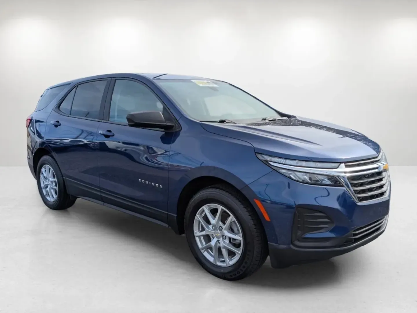 2022 /Medium Ash Gray Chevrolet Equinox LS (2GNAXHEV6N6) with an Other engine, located at 1430 Gateway Drive, Opelika, AL, 36801, (334) 239-0944, 32.637871, -85.409790 - Embark on your next adventure with the 2022 Chevrolet Equinox LS, a versatile sport utility vehicle designed for those who crave both comfort and capability. Whether you're a growing family looking for ample space, a daily commuter seeking reliability, or someone who enjoys weekend getaways, this SU - Photo#2