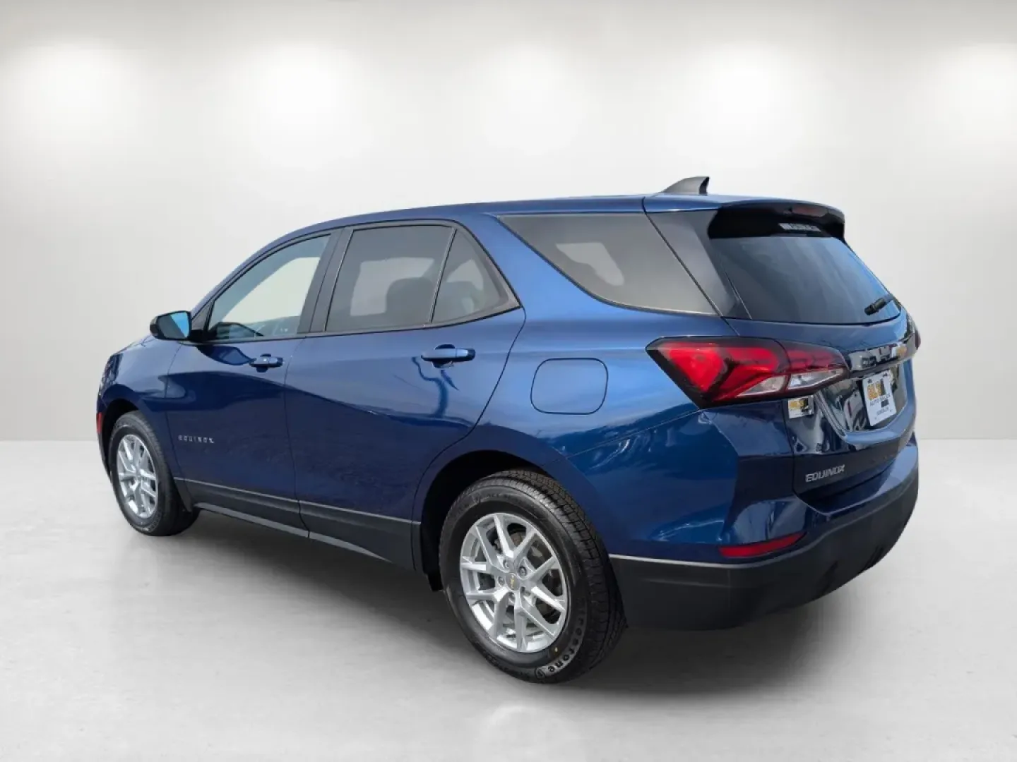 2022 /Medium Ash Gray Chevrolet Equinox LS (2GNAXHEV6N6) with an Other engine, located at 1430 Gateway Drive, Opelika, AL, 36801, (334) 239-0944, 32.637871, -85.409790 - Embark on your next adventure with the 2022 Chevrolet Equinox LS, a versatile sport utility vehicle designed for those who crave both comfort and capability. Whether you're a growing family looking for ample space, a daily commuter seeking reliability, or someone who enjoys weekend getaways, this SU - Photo#6