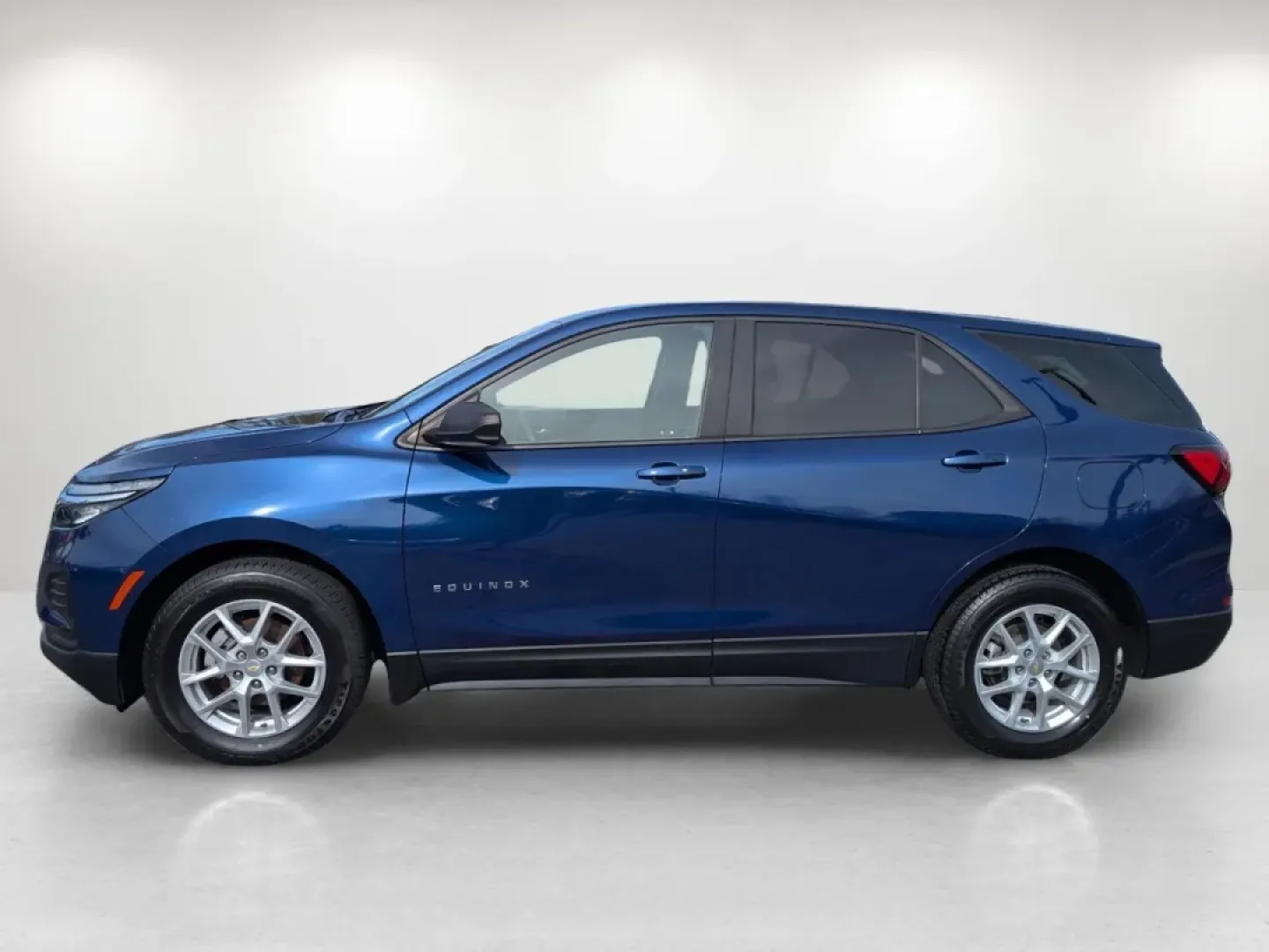 2022 /Medium Ash Gray Chevrolet Equinox LS (2GNAXHEV6N6) with an Other engine, located at 1430 Gateway Drive, Opelika, AL, 36801, (334) 239-0944, 32.637871, -85.409790 - Embark on your next adventure with the 2022 Chevrolet Equinox LS, a versatile sport utility vehicle designed for those who crave both comfort and capability. Whether you're a growing family looking for ample space, a daily commuter seeking reliability, or someone who enjoys weekend getaways, this SU - Photo#7
