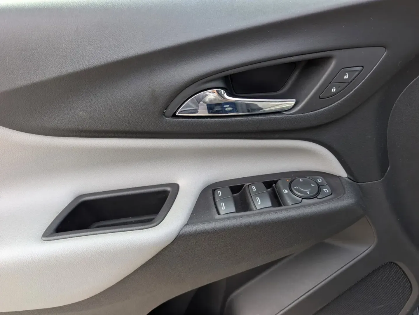 2022 /Medium Ash Gray Chevrolet Equinox LS (2GNAXHEV6N6) with an Other engine, located at 1430 Gateway Drive, Opelika, AL, 36801, (334) 239-0944, 32.637871, -85.409790 - Embark on your next adventure with the 2022 Chevrolet Equinox LS, a versatile sport utility vehicle designed for those who crave both comfort and capability. Whether you're a growing family looking for ample space, a daily commuter seeking reliability, or someone who enjoys weekend getaways, this SU - Photo#8