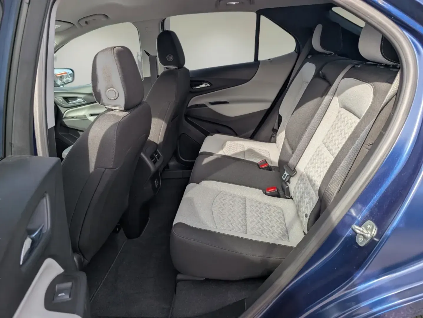 2022 /Medium Ash Gray Chevrolet Equinox LS (2GNAXHEV6N6) with an Other engine, located at 1430 Gateway Drive, Opelika, AL, 36801, (334) 239-0944, 32.637871, -85.409790 - Embark on your next adventure with the 2022 Chevrolet Equinox LS, a versatile sport utility vehicle designed for those who crave both comfort and capability. Whether you're a growing family looking for ample space, a daily commuter seeking reliability, or someone who enjoys weekend getaways, this SU - Photo#10