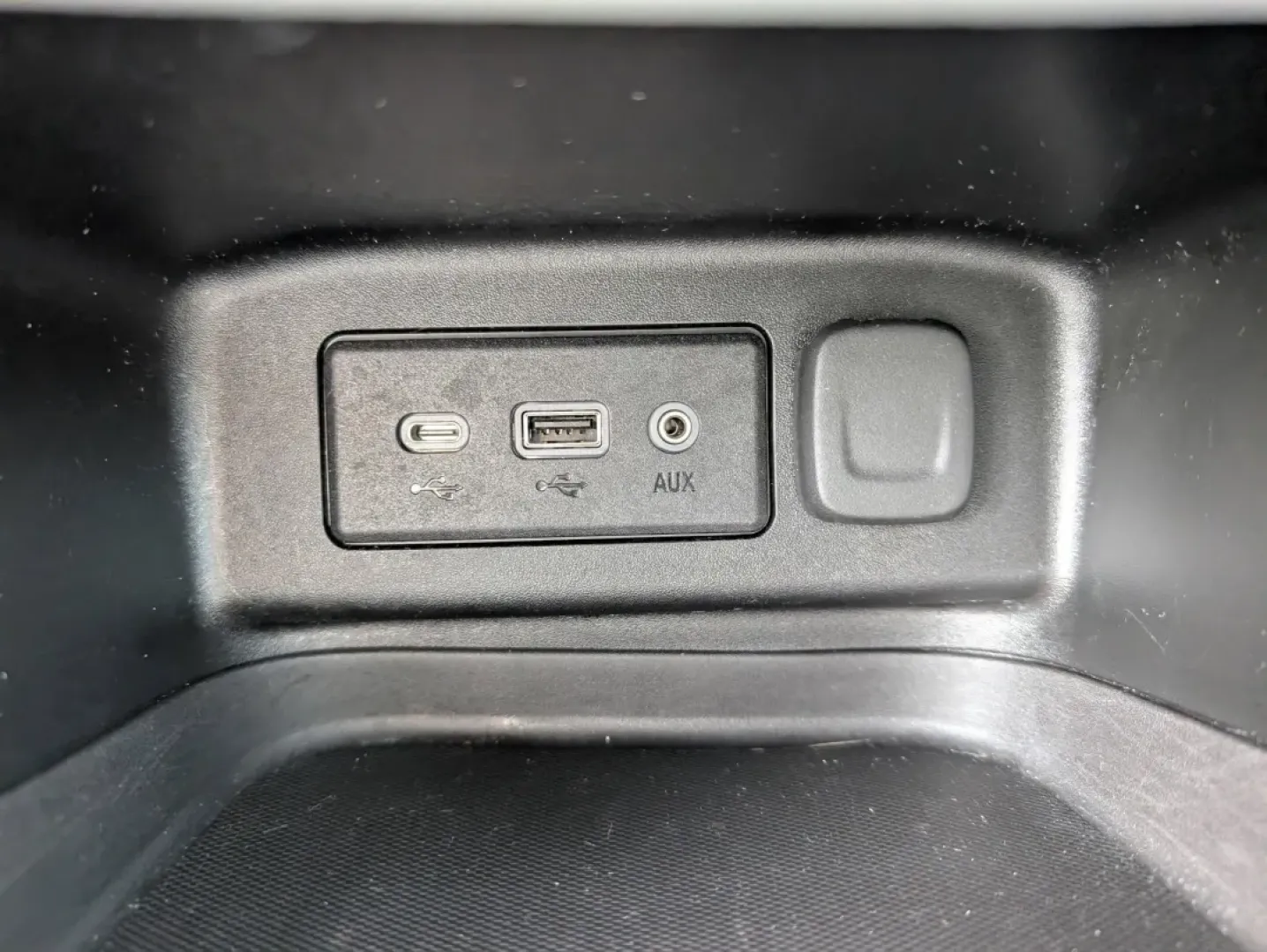 2022 /Medium Ash Gray Chevrolet Equinox LS (2GNAXHEV6N6) with an Other engine, located at 1430 Gateway Drive, Opelika, AL, 36801, (334) 239-0944, 32.637871, -85.409790 - Embark on your next adventure with the 2022 Chevrolet Equinox LS, a versatile sport utility vehicle designed for those who crave both comfort and capability. Whether you're a growing family looking for ample space, a daily commuter seeking reliability, or someone who enjoys weekend getaways, this SU - Photo#14