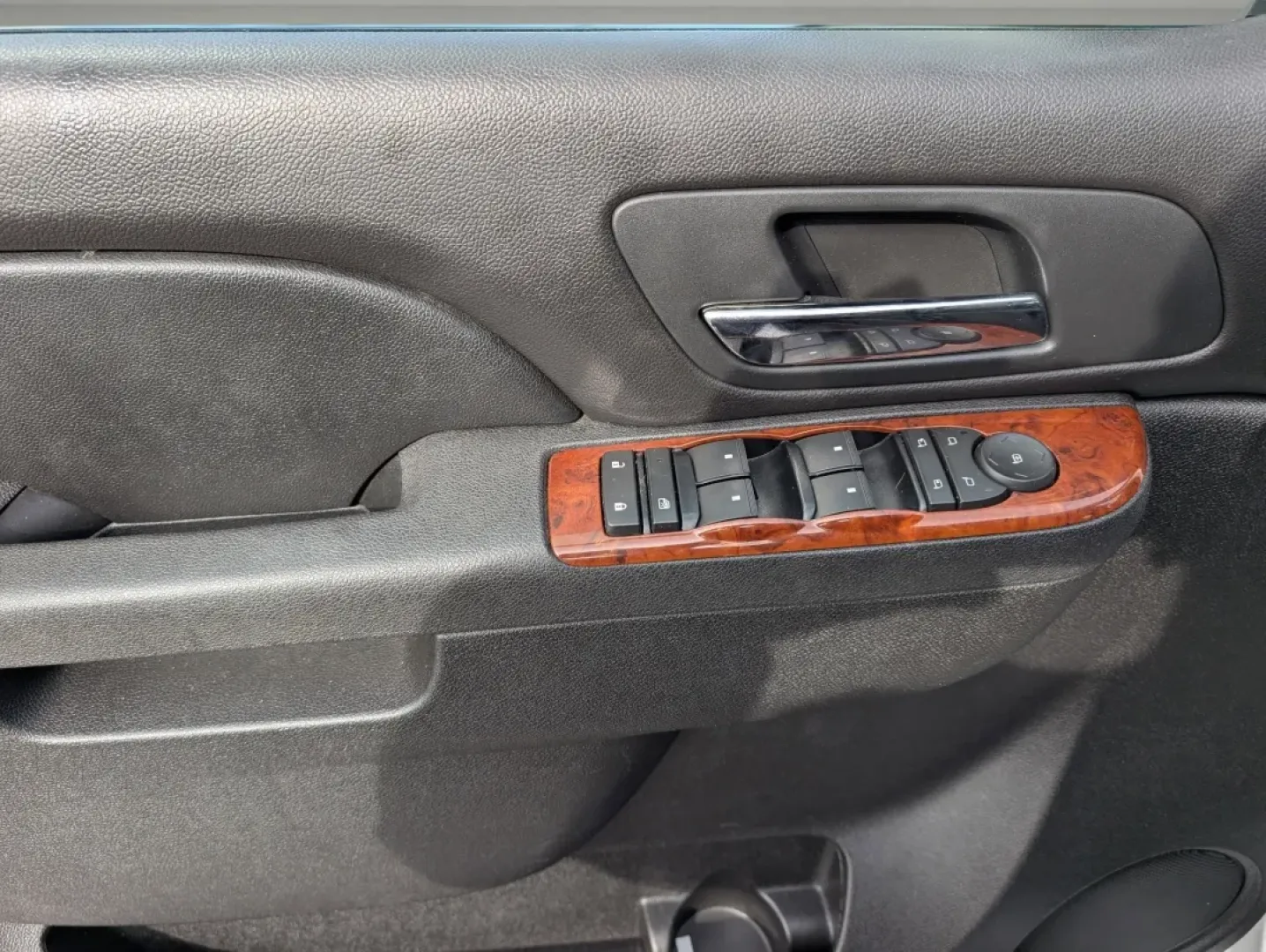 2011 /Ebony Chevrolet Tahoe LT (1GNSCBE08BR) with an Other engine, located at 5115 14th Ave., Columbus, GA, 31904, (706) 323-0345, 32.511494, -84.971046 - **Explore Adventure with the 2011 Chevrolet Tahoe LT Your Ultimate Family SUV**<br /> <br /> If you're ready to elevate your family adventures or need a reliable vehicle for your daily commutes, the 2011 Chevrolet Tahoe LT is the perfect match for your lifestyle. Designed for families who value spa - Photo#8