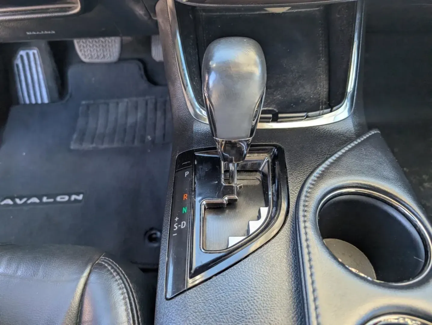 2013 Toyota Avalon XLE Premium (4T1BK1EB1DU) with an Other engine, located at 1430 Gateway Drive, Opelika, AL, 36801, (334) 239-0944, 32.637871, -85.409790 - **Elevate Your Driving Experience with the 2013 Toyota Avalon XLE Premium Perfect for Every Journey!**<br /> <br /> Are you in search of a reliable, stylish sedan that can effortlessly accommodate your lifestyle-whether it's daily commuting, family outings, or weekend adventures? Look no further th - Photo#12