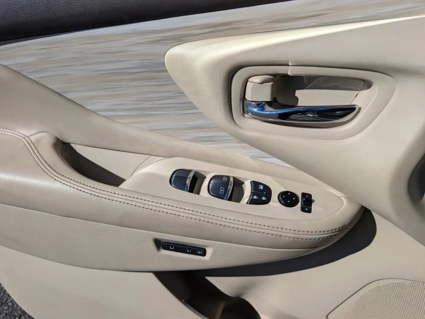 2016 /Beige Nissan Murano Platinum (5N1AZ2MG3GN) with an Other engine, located at 5115 14th Ave., Columbus, GA, 31904, (706) 323-0345, 32.511494, -84.971046 - Are you searching for the perfect vehicle that blends luxury with practicality? Look no further than this stunning 2016 Nissan Murano Platinum, available now at Gils Auto, your trusted Buy Here Pay Here dealership located at 3959 U.S. 80 W, Phenix City, AL 36870. This SUV is designed for those who a - Photo#8