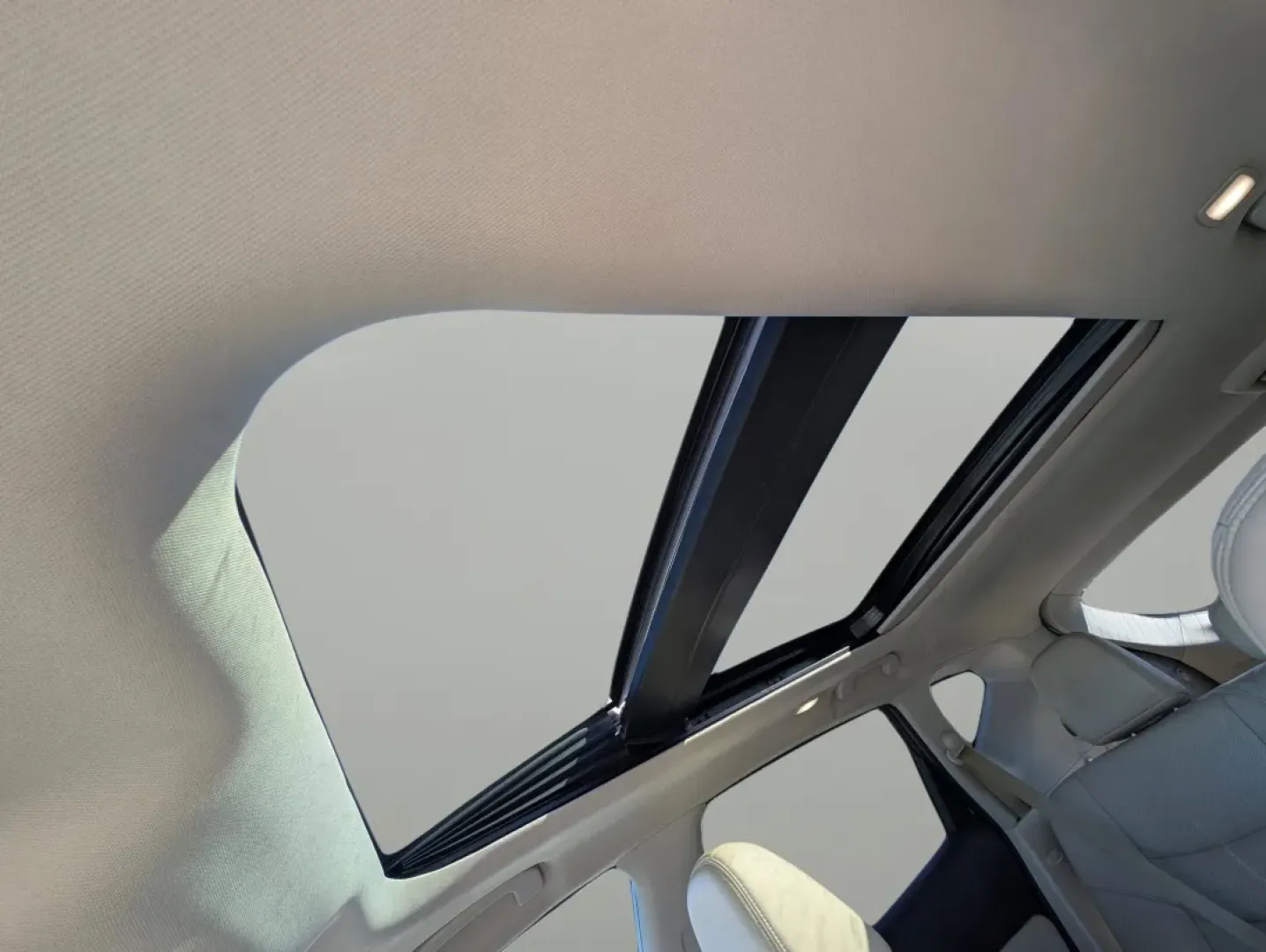 2016 /Beige Nissan Murano Platinum (5N1AZ2MG3GN) with an Other engine, located at 5115 14th Ave., Columbus, GA, 31904, (706) 323-0345, 32.511494, -84.971046 - Are you searching for the perfect vehicle that blends luxury with practicality? Look no further than this stunning 2016 Nissan Murano Platinum, available now at Gils Auto, your trusted Buy Here Pay Here dealership located at 3959 U.S. 80 W, Phenix City, AL 36870. This SUV is designed for those who a - Photo#15