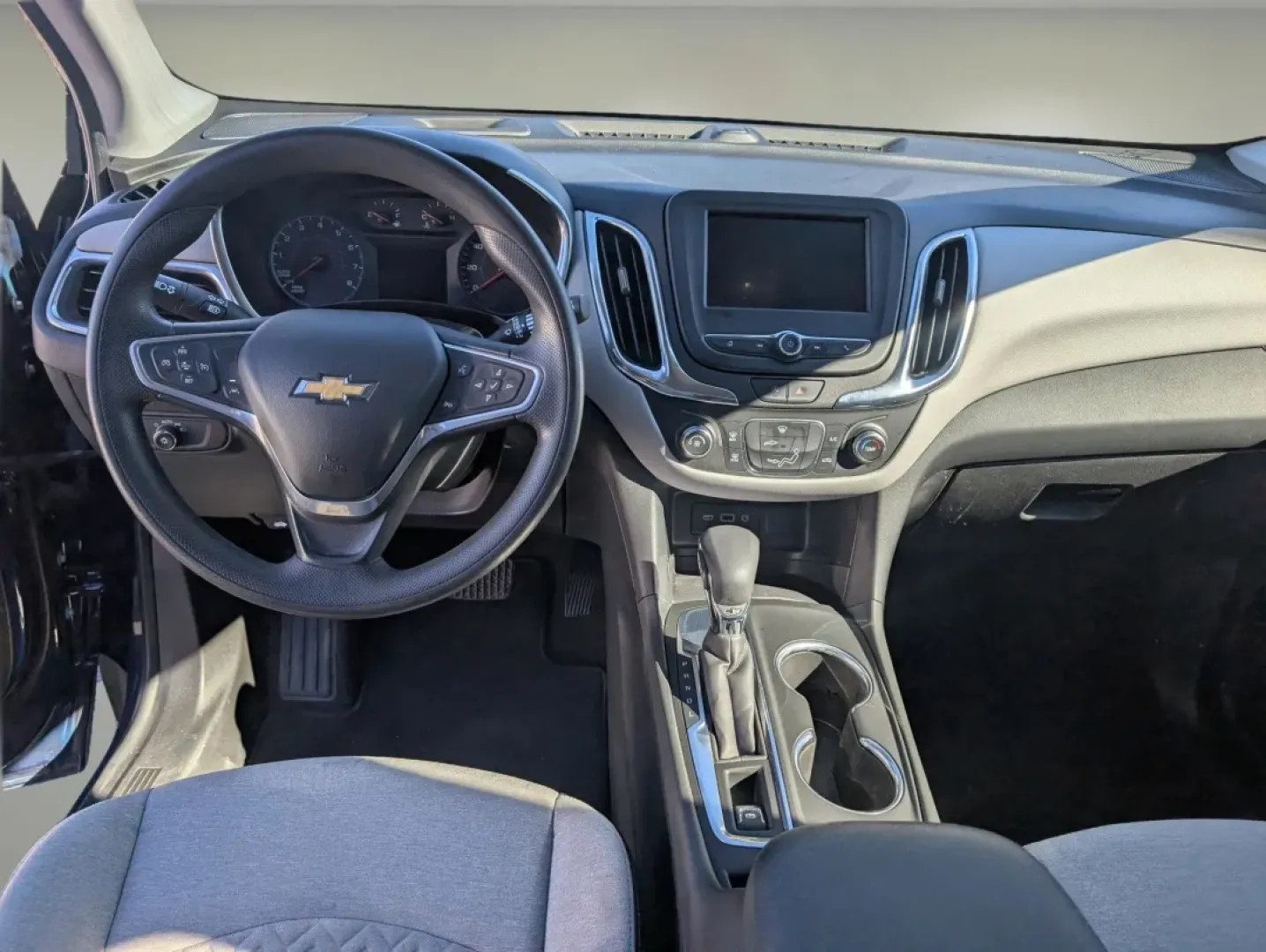 2022 /Medium Ash Gray Chevrolet Equinox LS (3GNAXHEV0NS) with an Other engine, located at 1430 Gateway Drive, Opelika, AL, 36801, (334) 239-0944, 32.637871, -85.409790 - **Unleash Your Adventure with the 2022 Chevrolet Equinox LS Perfect for Families and Daily Commuters!**<br /> <br /> Are you ready to elevate your driving experience? Whether you're commuting to work, running errands for the family, or exploring the great outdoors, the 2022 Chevrolet Equinox LS is - Photo#11