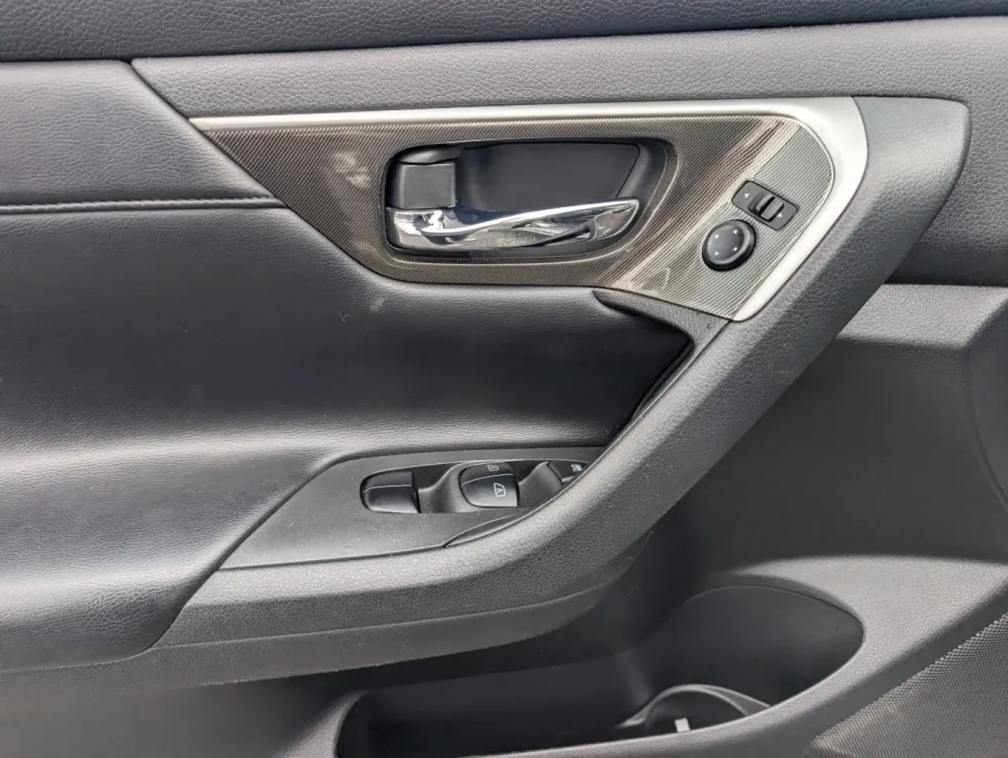 2015 /Charcoal Nissan Altima 2.5 SL (1N4AL3AP8FC) with an Other engine, located at 5115 14th Ave., Columbus, GA, 31904, (706) 323-0345, 32.511494, -84.971046 - Elevate your daily drive and experience the perfect blend of comfort, safety, and style with this stunning 2015 Nissan Altima 2.5 SL, available now at Gils Auto in Phenix City, AL. Whether you're a commuter navigating the bustling streets of downtown, a growing family embarking on weekend getaways, - Photo#8