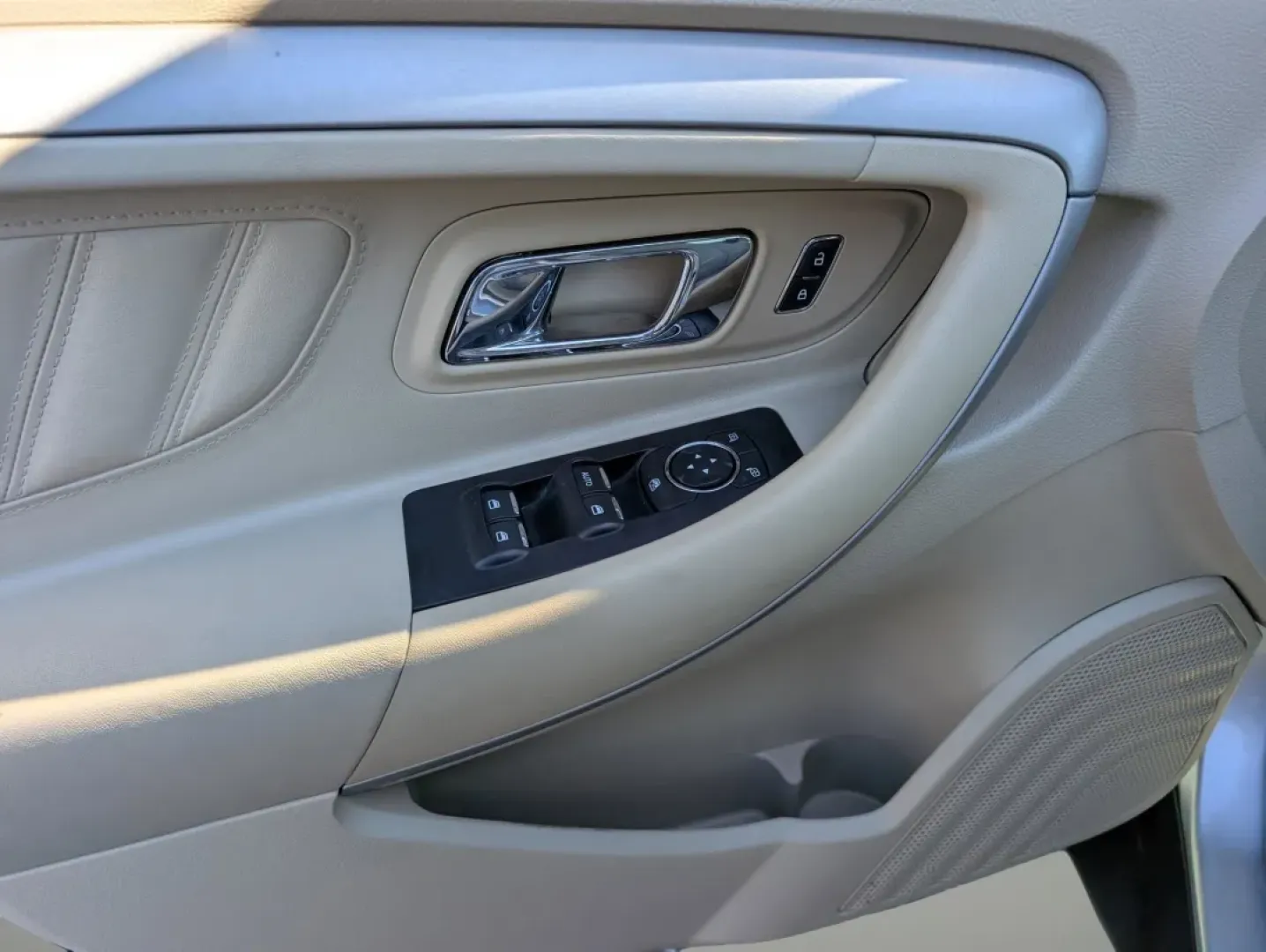 2018 Ford Taurus SE (1FAHP2D84JG) with an Other engine, located at 7000 Northlake Connector, Columbus, GA, 31904, (706) 987-8085, 32.524975, -84.978134 - **Discover Your Next Adventure with the 2018 Ford Taurus SE Perfect for Families and Daily Commuters!**<br /> <br /> Are you seeking a reliable vehicle that perfectly balances comfort, style, and practicality? Look no further than the 2018 Ford Taurus SE, available now at Gils Auto in Phenix City, - Photo#8