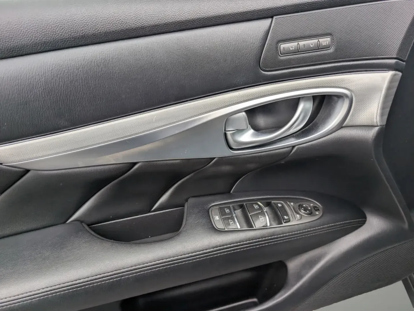 2016 /Graphite Infiniti Q70 (JN1BY1AP2GM) with an Other engine, located at 5115 14th Ave., Columbus, GA, 31904, (706) 323-0345, 32.511494, -84.971046 - **Elevate Your Drive with the 2016 Infiniti Q70: A Luxury Sedan Tailored for Modern Living!**<br /> <br /> Are you searching for a luxurious vehicle that effortlessly combines style, comfort, and top-notch performance? Look no further than the stunning 2016 Infiniti Q70, available now at Gils Auto i - Photo#8