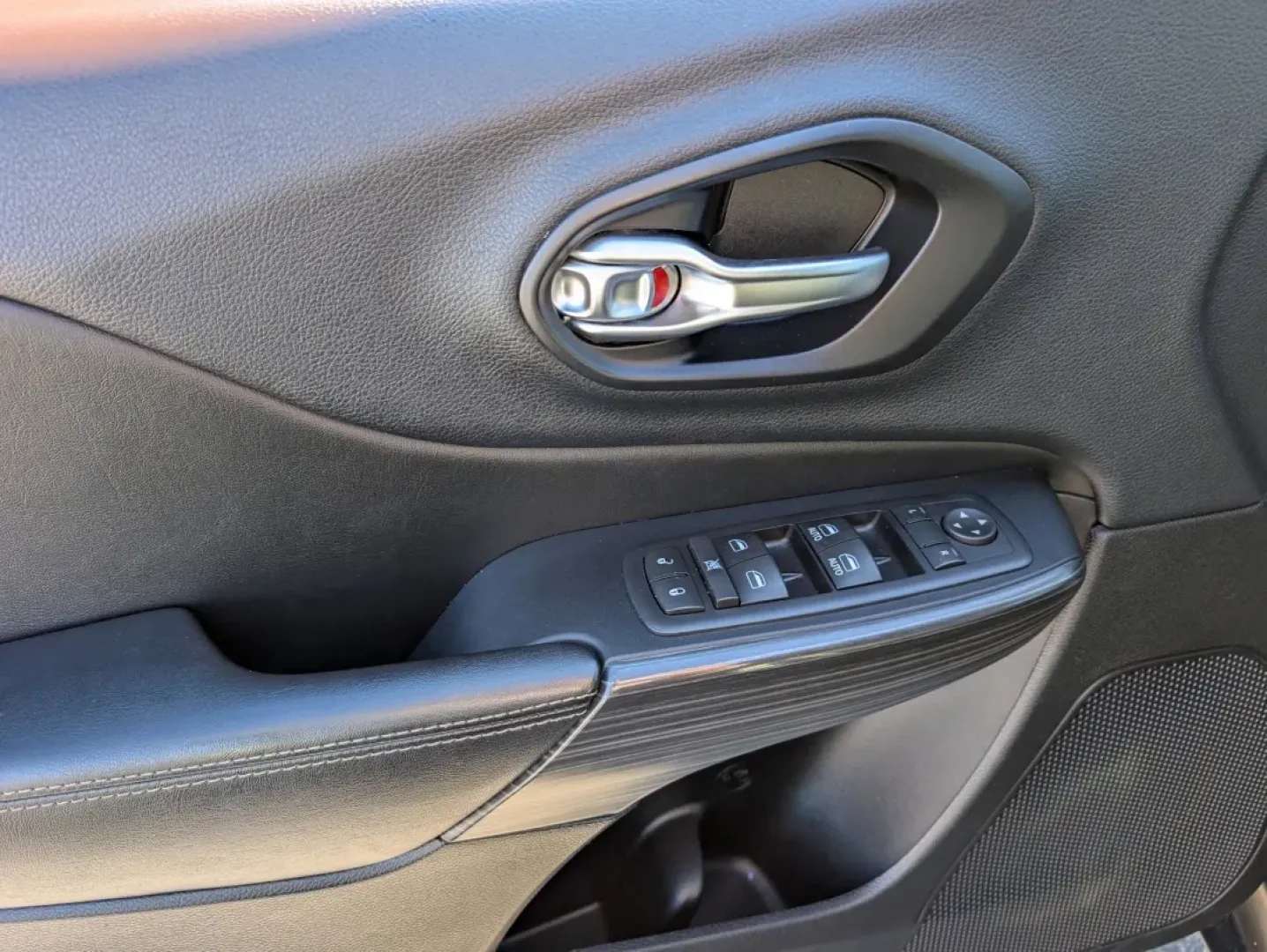 2016 /Black Jeep Cherokee Limited (1C4PJMDB8GW) with an Other engine, located at 3959 U.S. 80 W, Phenix City, AL, 36870, (334) 297-4885, 32.469296, -85.135185 - Are you ready to elevate your adventures and transform your daily commute? Look no further than this stunning 2016 Jeep Cherokee Limited, available exclusively at Gils Auto in Phenix City, AL. This versatile crossover is perfect for growing families, weekend explorers, or budget-conscious buyers see - Photo#8