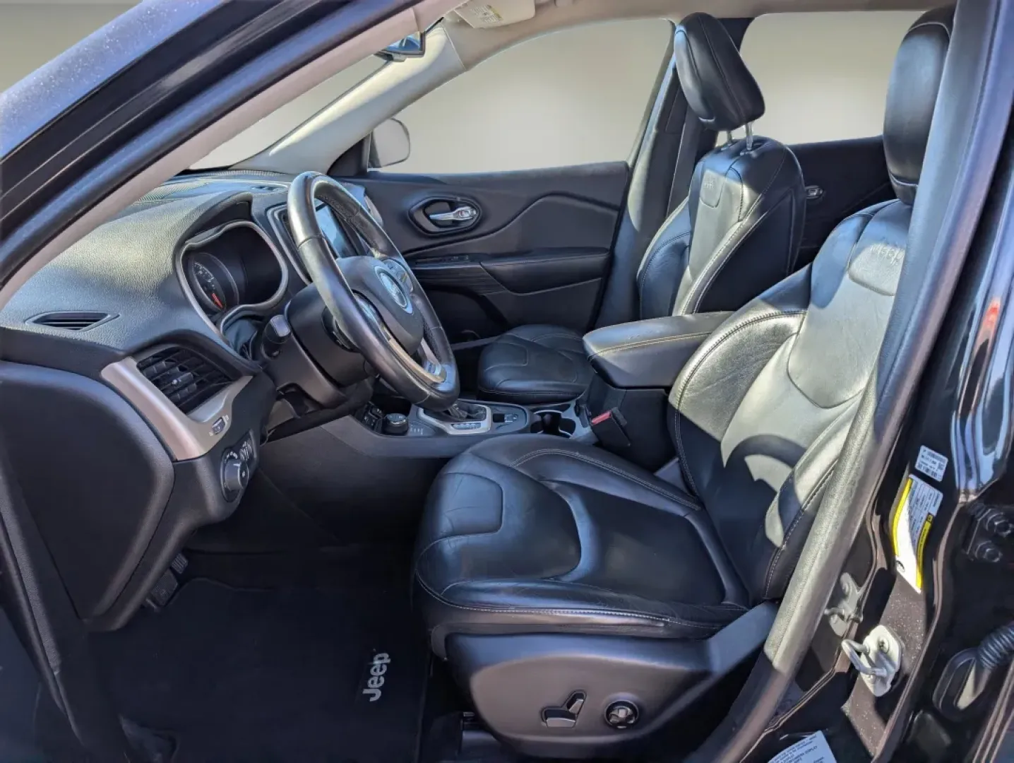 2016 /Black Jeep Cherokee Limited (1C4PJMDB8GW) with an Other engine, located at 3959 U.S. 80 W, Phenix City, AL, 36870, (334) 297-4885, 32.469296, -85.135185 - Are you ready to elevate your adventures and transform your daily commute? Look no further than this stunning 2016 Jeep Cherokee Limited, available exclusively at Gils Auto in Phenix City, AL. This versatile crossover is perfect for growing families, weekend explorers, or budget-conscious buyers see - Photo#9