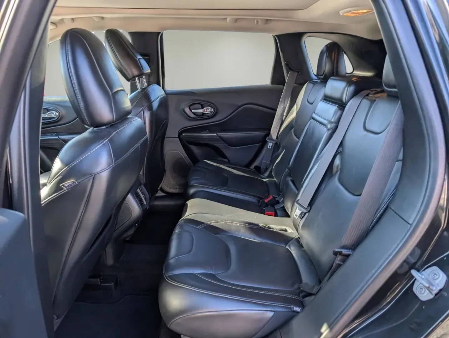 2016 /Black Jeep Cherokee Limited (1C4PJMDB8GW) with an Other engine, located at 3959 U.S. 80 W, Phenix City, AL, 36870, (334) 297-4885, 32.469296, -85.135185 - Are you ready to elevate your adventures and transform your daily commute? Look no further than this stunning 2016 Jeep Cherokee Limited, available exclusively at Gils Auto in Phenix City, AL. This versatile crossover is perfect for growing families, weekend explorers, or budget-conscious buyers see - Photo#10