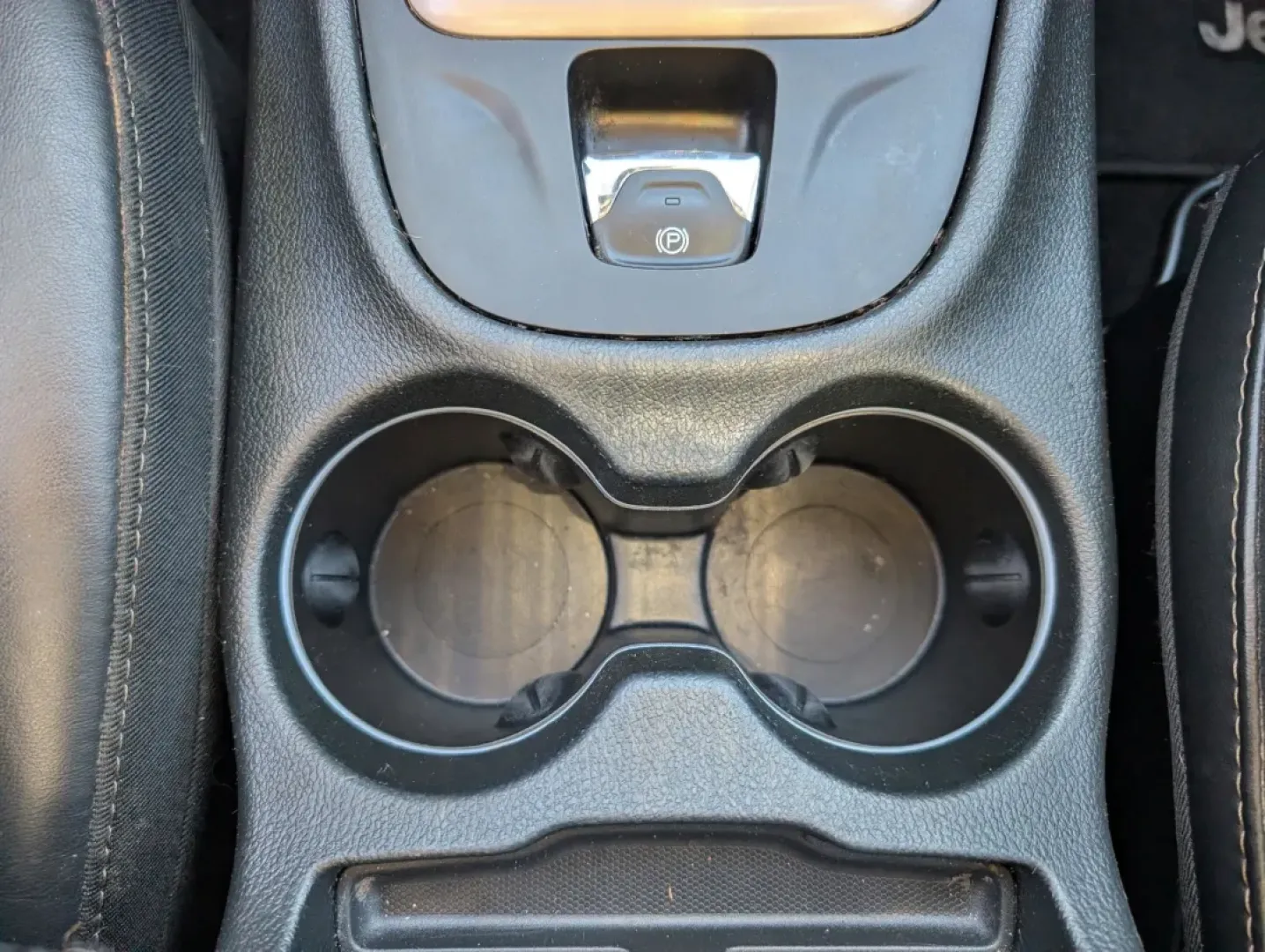 2016 /Black Jeep Cherokee Limited (1C4PJMDB8GW) with an Other engine, located at 3959 U.S. 80 W, Phenix City, AL, 36870, (334) 297-4885, 32.469296, -85.135185 - Are you ready to elevate your adventures and transform your daily commute? Look no further than this stunning 2016 Jeep Cherokee Limited, available exclusively at Gils Auto in Phenix City, AL. This versatile crossover is perfect for growing families, weekend explorers, or budget-conscious buyers see - Photo#12