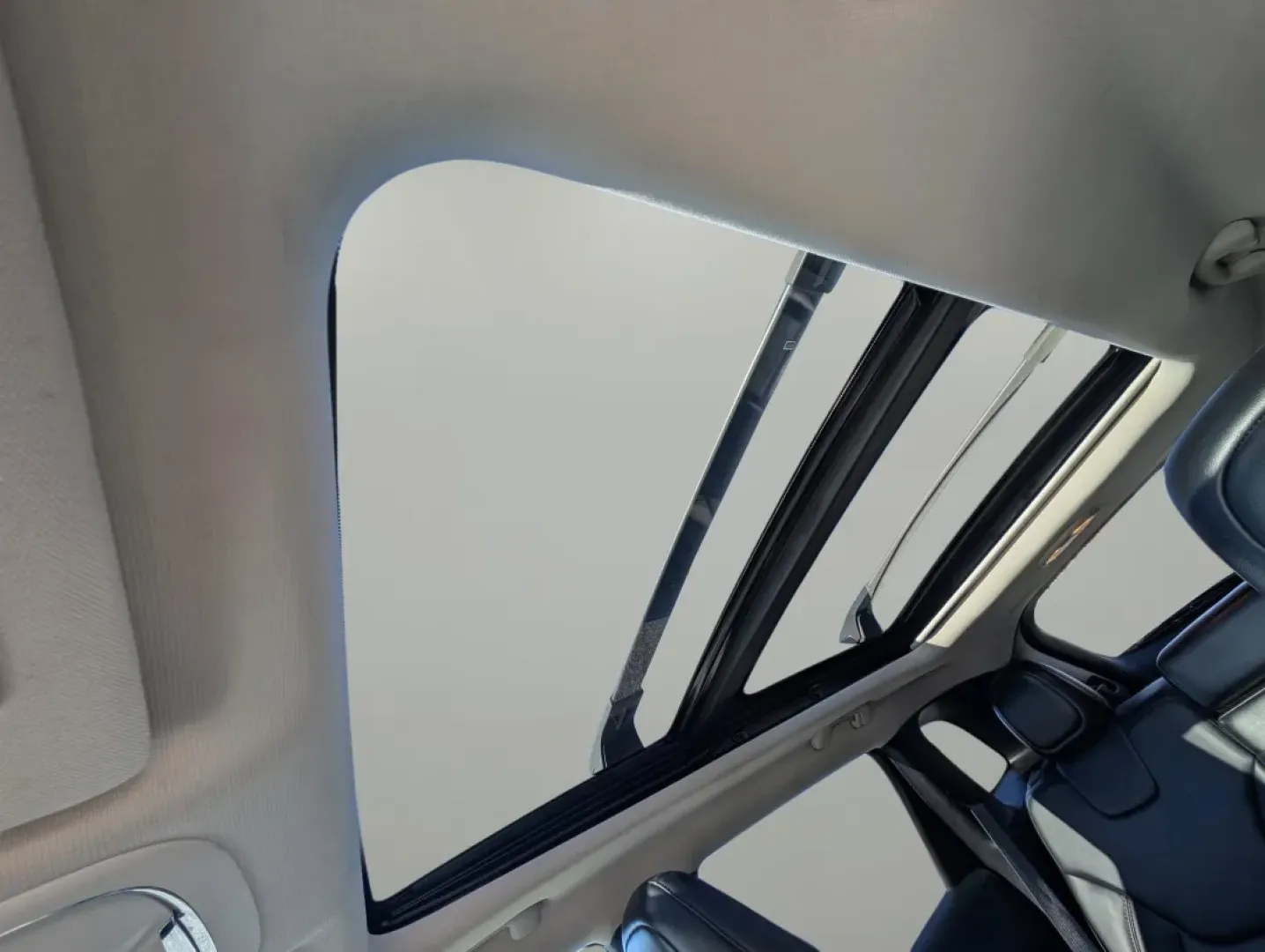 2016 /Black Jeep Cherokee Limited (1C4PJMDB8GW) with an Other engine, located at 3959 U.S. 80 W, Phenix City, AL, 36870, (334) 297-4885, 32.469296, -85.135185 - Are you ready to elevate your adventures and transform your daily commute? Look no further than this stunning 2016 Jeep Cherokee Limited, available exclusively at Gils Auto in Phenix City, AL. This versatile crossover is perfect for growing families, weekend explorers, or budget-conscious buyers see - Photo#16