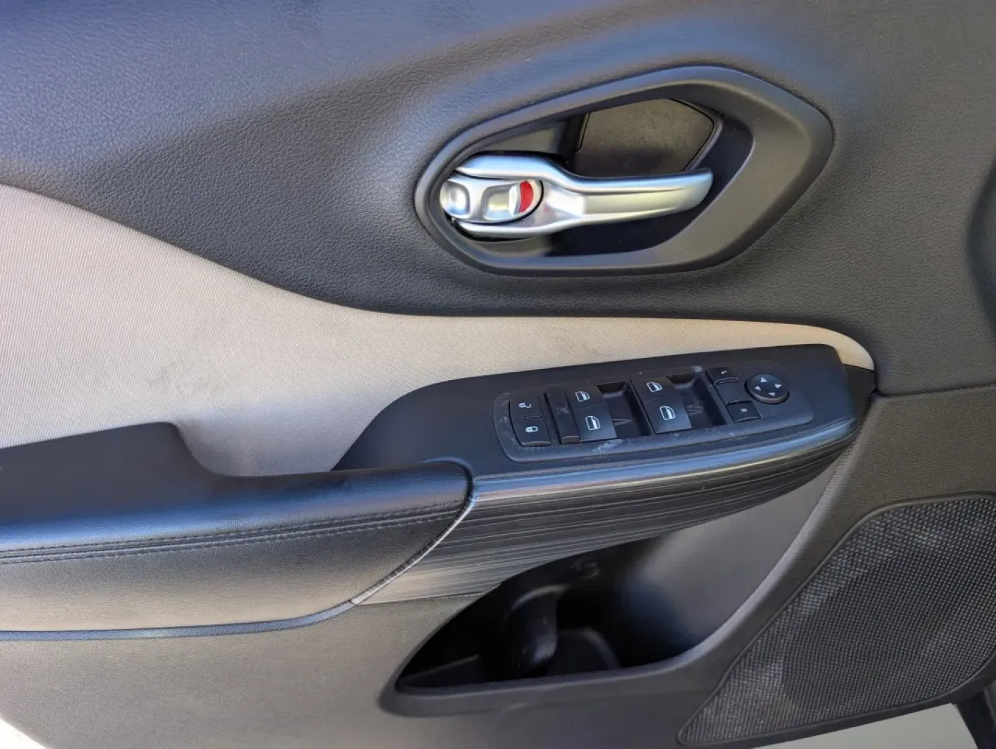 2015 /Lt Frost Beige/Black Jeep Cherokee Sport (1C4PJMAB3FW) with an Other engine, located at 3959 U.S. 80 W, Phenix City, AL, 36870, (334) 297-4885, 32.469296, -85.135185 - **Unleash Your Adventurous Spirit with the 2015 Jeep Cherokee Sport at Gils Auto!**<br /> <br /> Are you ready to take your driving experience to the next level? If you're an adventure seeker or need a reliable vehicle for your daily commute, the 2015 Jeep Cherokee Sport is the perfect match for you - Photo#8