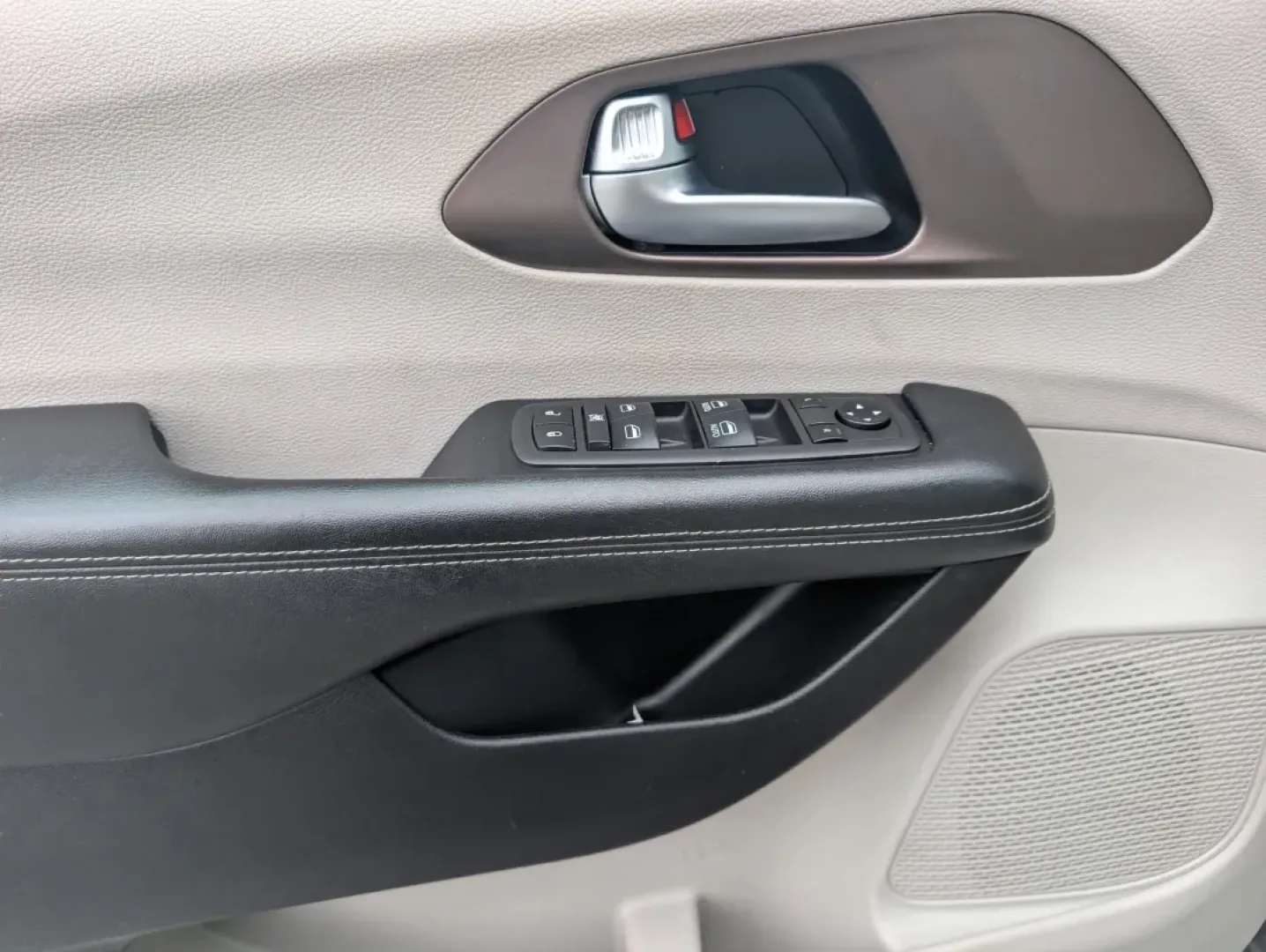 2021 /Black/Alloy Chrysler Voyager LXI (2C4RC1DG0MR) with an Other engine, located at 1430 Gateway Drive, Opelika, AL, 36801, (334) 239-0944, 32.637871, -85.409790 - Step into a world of convenience and comfort with the 2021 Chrysler Voyager LXI, the ideal minivan for busy families and adventurous weekend warriors alike. Whether you're shuttling the kids to school, embarking on a family road trip, or simply enjoying a night out in Phenix City, this spacious and - Photo#8