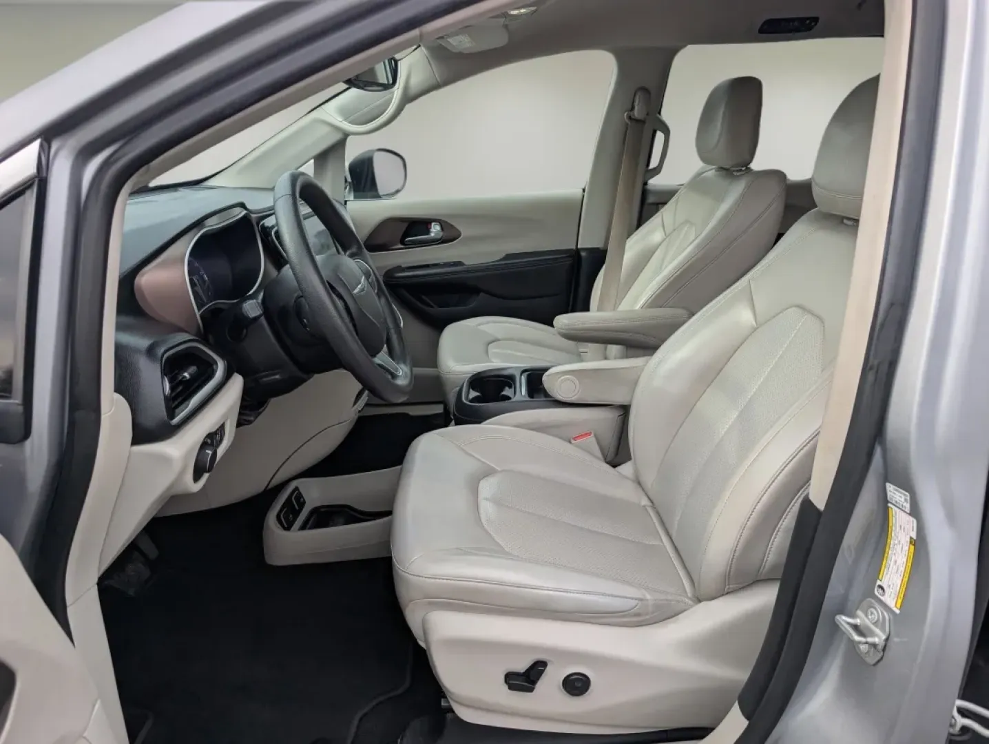 2021 /Black/Alloy Chrysler Voyager LXI (2C4RC1DG0MR) with an Other engine, located at 1430 Gateway Drive, Opelika, AL, 36801, (334) 239-0944, 32.637871, -85.409790 - Step into a world of convenience and comfort with the 2021 Chrysler Voyager LXI, the ideal minivan for busy families and adventurous weekend warriors alike. Whether you're shuttling the kids to school, embarking on a family road trip, or simply enjoying a night out in Phenix City, this spacious and - Photo#9