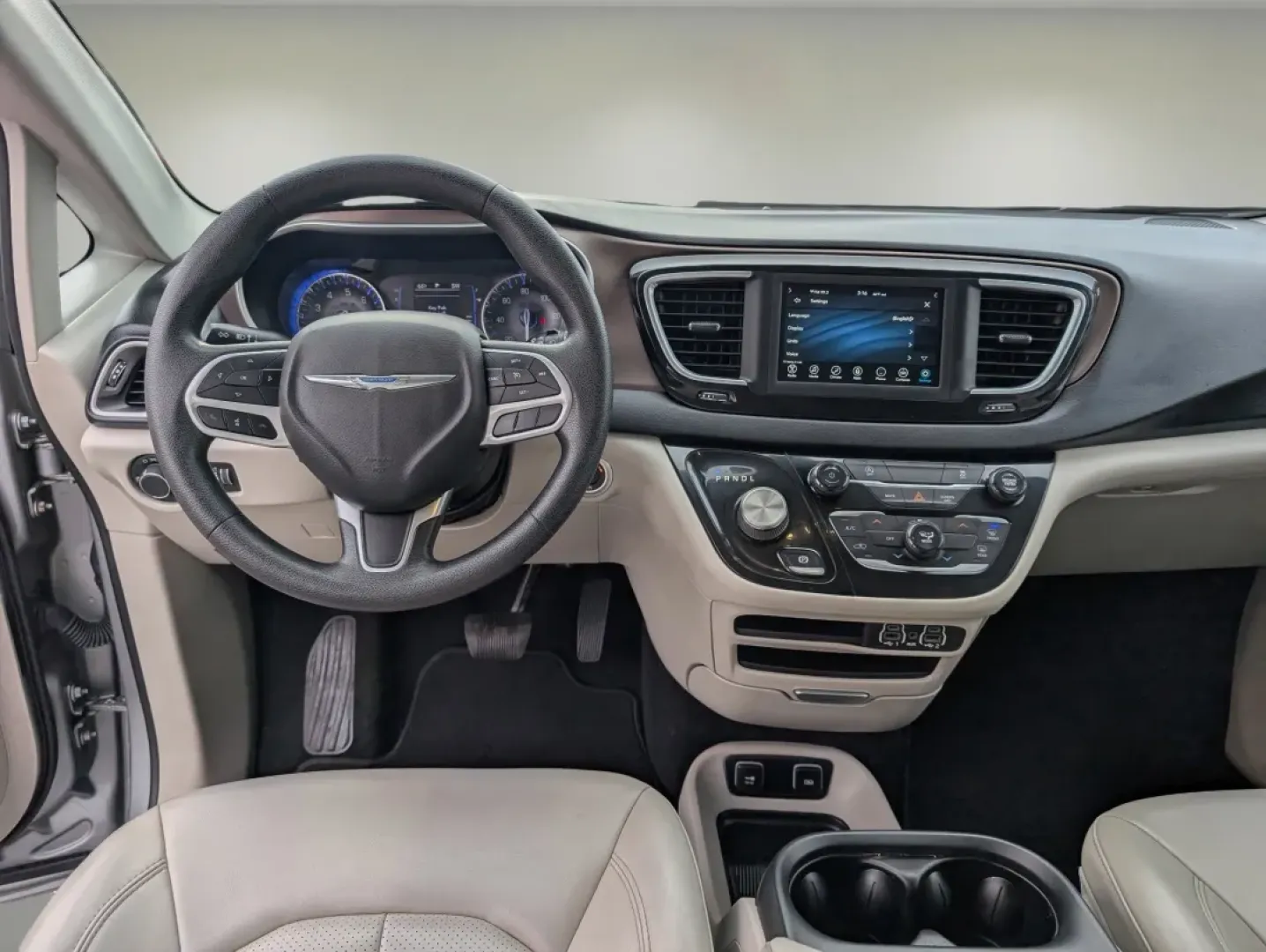 2021 /Black/Alloy Chrysler Voyager LXI (2C4RC1DG0MR) with an Other engine, located at 1430 Gateway Drive, Opelika, AL, 36801, (334) 239-0944, 32.637871, -85.409790 - Step into a world of convenience and comfort with the 2021 Chrysler Voyager LXI, the ideal minivan for busy families and adventurous weekend warriors alike. Whether you're shuttling the kids to school, embarking on a family road trip, or simply enjoying a night out in Phenix City, this spacious and - Photo#12