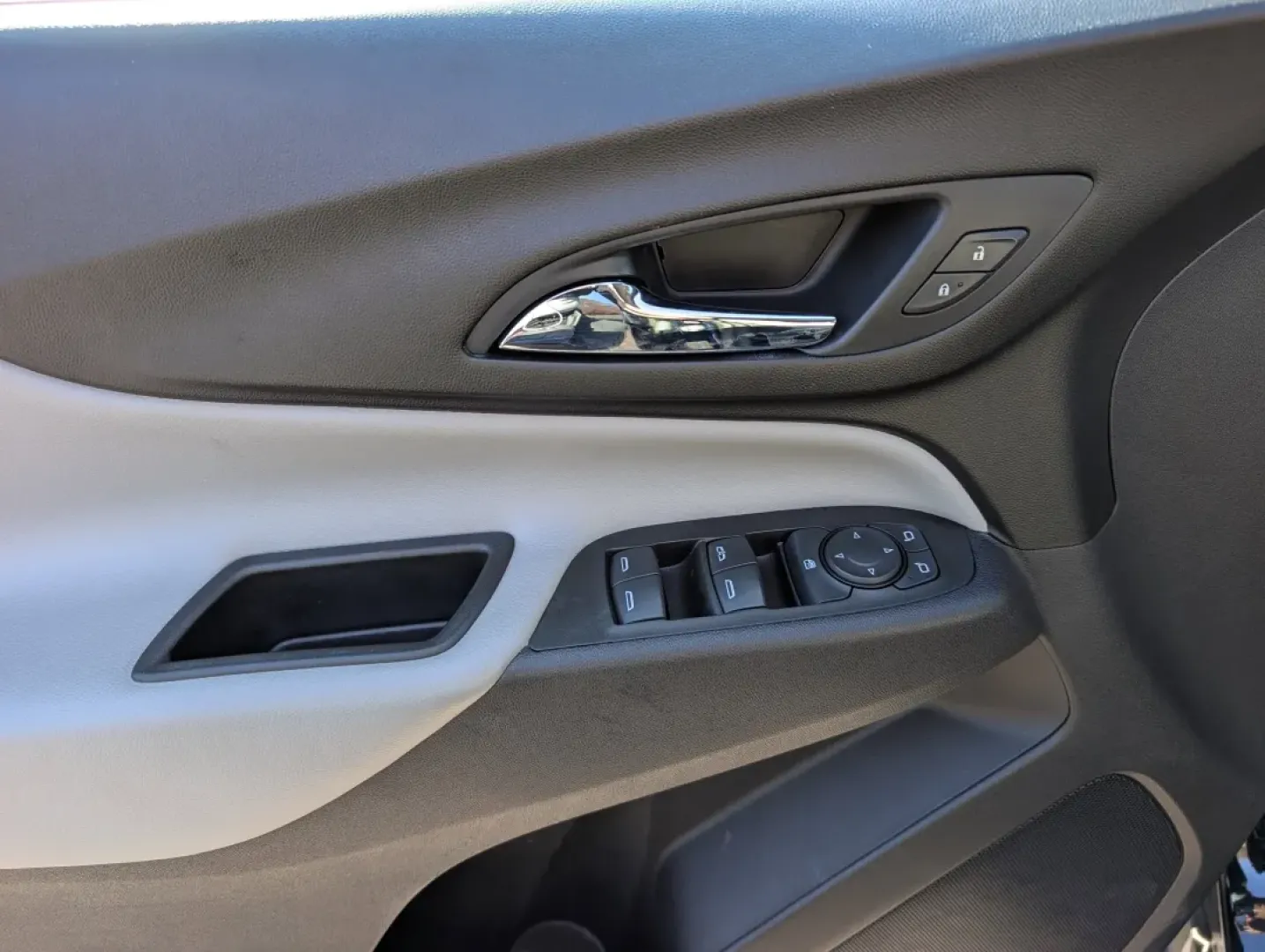 2021 /Medium Ash Gray Chevrolet Equinox LS (3GNAXHEV4MS) with an Other engine, located at 7000 Northlake Connector, Columbus, GA, 31904, (706) 987-8085, 32.524975, -84.978134 - **Explore New Adventures with the 2021 Chevrolet Equinox LS at Gils Auto Your Reliable Buy Here Pay Here Dealer in Phenix City, AL!**<br /> <br /> Are you a budget-conscious buyer searching for a versatile SUV that effortlessly fits into your active lifestyle? Look no further than the 2021 Chevrole - Photo#8