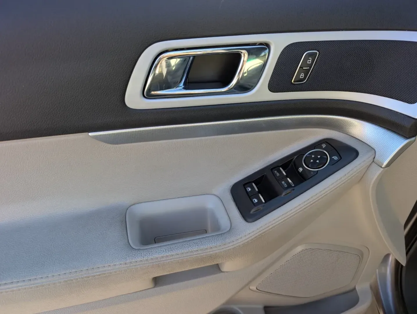 2013 Ford Explorer XLT (1FM5K8D88DG) with an Other engine, located at 3959 U.S. 80 W, Phenix City, AL, 36870, (334) 297-4885, 32.469296, -85.135185 - **Experience Adventure with the 2013 Ford Explorer XLT at Gils Auto - Phenix City!**<br /> <br /> Are you ready to elevate your lifestyle with a vehicle that combines space, comfort, and adventure? The 2013 Ford Explorer XLT is perfect for growing families or anyone who loves hitting the open road f - Photo#8