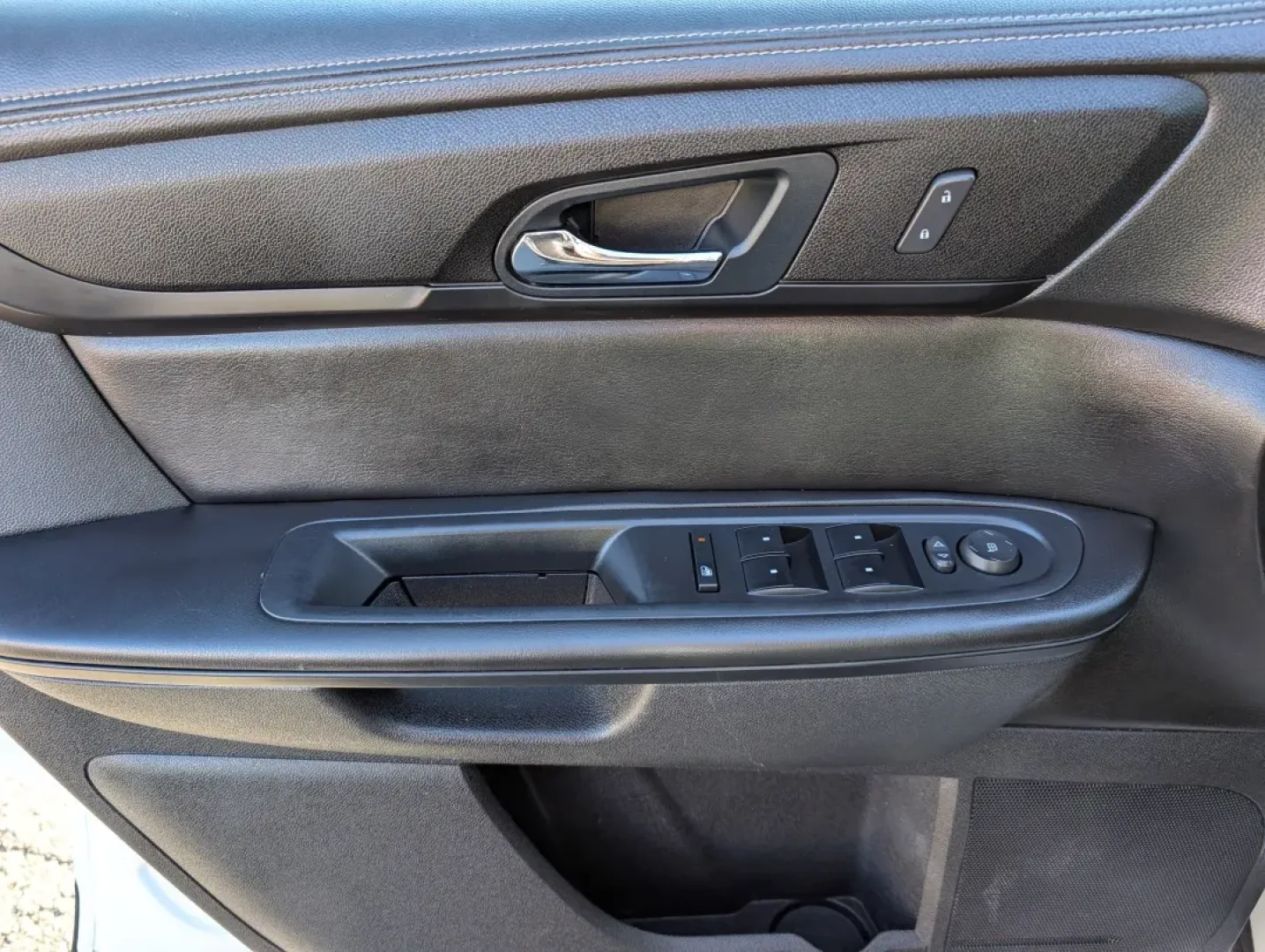 2016 /Ebony Chevrolet Traverse LT (1GNKRGKD6GJ) with an Other engine, located at 3959 U.S. 80 W, Phenix City, AL, 36870, (334) 297-4885, 32.469296, -85.135185 - 2016 Chevrolet Traverse LT - Photo#8