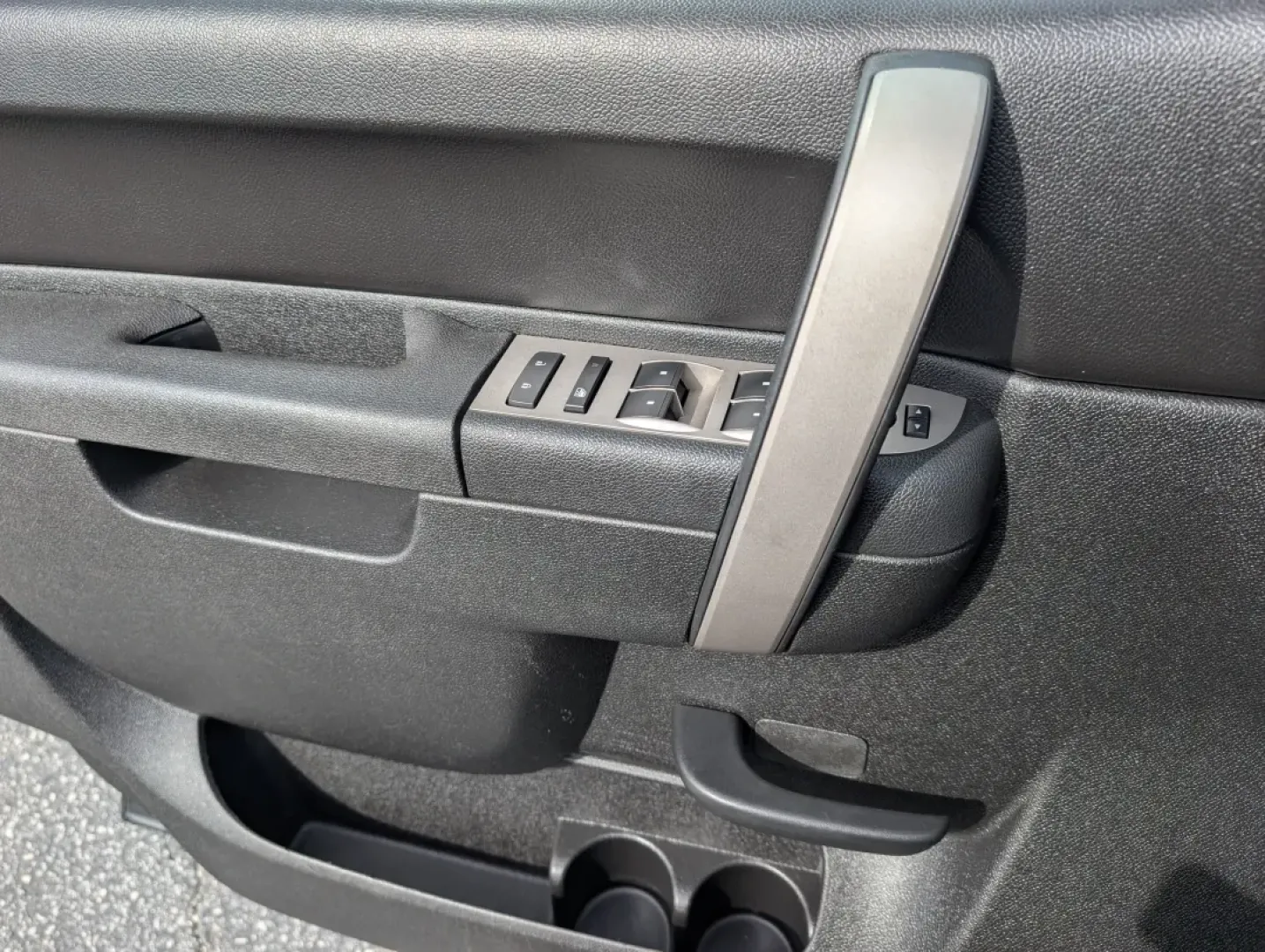 2010 /Ebony Chevrolet Silverado 1500 LT (1GCSKSE38AZ) with an Other engine, located at 3959 U.S. 80 W, Phenix City, AL, 36870, (334) 297-4885, 32.469296, -85.135185 - Looking for the perfect blend of ruggedness and comfort for your weekend adventures or daily commutes? Look no further! Introducing the 2010 Chevrolet Silverado 1500 LT, a versatile extended cab pickup that perfectly caters to both work and play. Whether you're a growing family in need of space or a - Photo#8