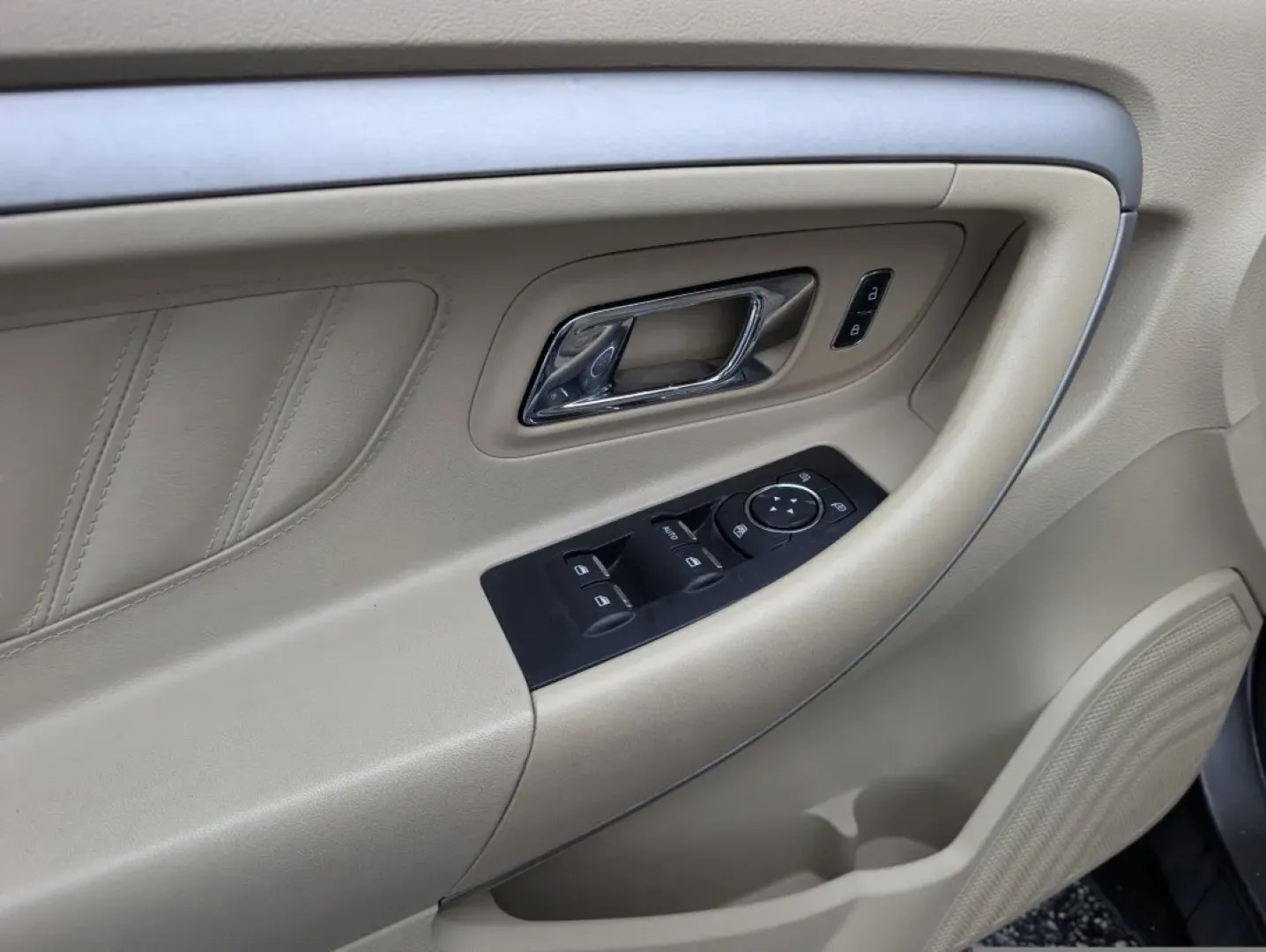 2015 Ford Taurus SE (1FAHP2D81FG) with an Other engine, located at 1430 Gateway Drive, Opelika, AL, 36801, (334) 239-0944, 32.637871, -85.409790 - Explore the open road with confidence in this 2015 Ford Taurus SE, an ideal vehicle for budget-conscious buyers in search of a reliable sedan. Whether you're navigating the hustle and bustle of Phenix City or embarking on weekend adventures, this Taurus offers the perfect blend of comfort, safety, a - Photo#8