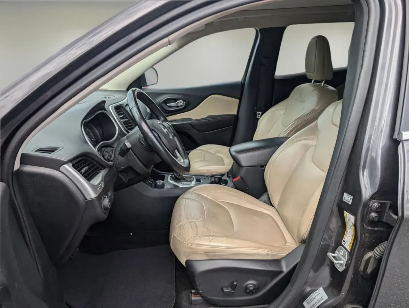 2015 /Lt Frost Beige/Black Jeep Cherokee Limited (1C4PJMDS6FW) with an Other engine, located at 5115 14th Ave., Columbus, GA, 31904, (706) 323-0345, 32.511494, -84.971046 - **Adventure Awaits with This 2015 Jeep Cherokee Limited at Gils Auto Phenix City, AL!**<br /> <br /> Whether you're a weekend warrior seeking thrills off the beaten path or a busy professional needing a reliable ride for daily commutes, this 2015 Jeep Cherokee Limited is perfectly suited for your l - Photo#9