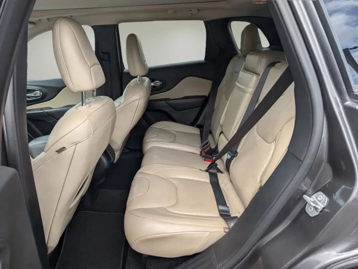 2015 /Lt Frost Beige/Black Jeep Cherokee Limited (1C4PJMDS6FW) with an Other engine, located at 5115 14th Ave., Columbus, GA, 31904, (706) 323-0345, 32.511494, -84.971046 - **Adventure Awaits with This 2015 Jeep Cherokee Limited at Gils Auto Phenix City, AL!**<br /> <br /> Whether you're a weekend warrior seeking thrills off the beaten path or a busy professional needing a reliable ride for daily commutes, this 2015 Jeep Cherokee Limited is perfectly suited for your l - Photo#10