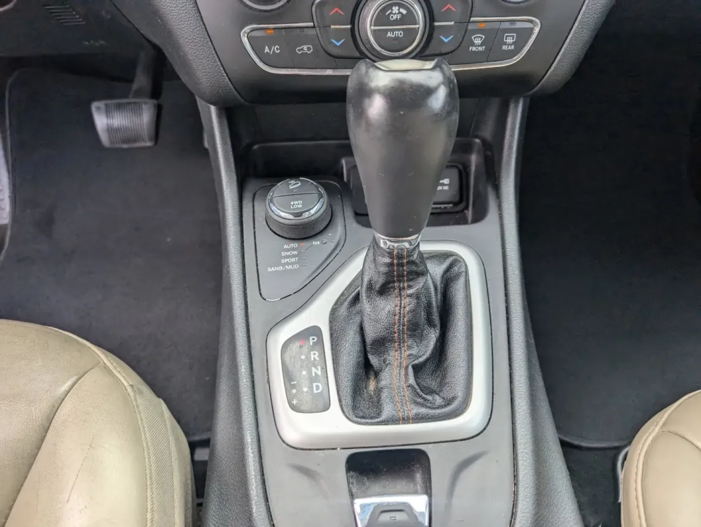 2015 /Lt Frost Beige/Black Jeep Cherokee Limited (1C4PJMDS6FW) with an Other engine, located at 5115 14th Ave., Columbus, GA, 31904, (706) 323-0345, 32.511494, -84.971046 - **Adventure Awaits with This 2015 Jeep Cherokee Limited at Gils Auto Phenix City, AL!**<br /> <br /> Whether you're a weekend warrior seeking thrills off the beaten path or a busy professional needing a reliable ride for daily commutes, this 2015 Jeep Cherokee Limited is perfectly suited for your l - Photo#13