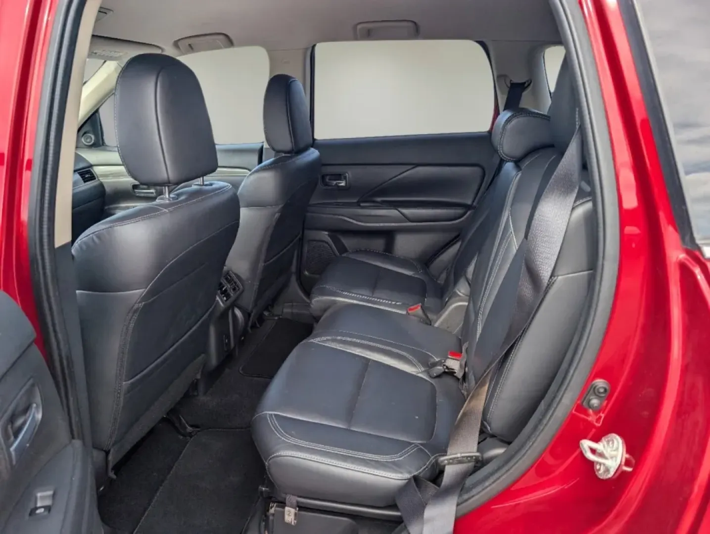 2020 Mitsubishi Outlander SEL (JA4AZ3A35LZ) with an Other engine, located at 1430 Gateway Drive, Opelika, AL, 36801, (334) 239-0944, 32.637871, -85.409790 - **Adventure Awaits with This 2020 Mitsubishi Outlander SEL Perfect for Family Road Trips or Daily Commuting!**<br /> <br /> Are you ready to elevate your driving experience? The 2020 Mitsubishi Outlander SEL is the ideal SUV for families and adventurers alike, blending comfort, versatility, and cut - Photo#10