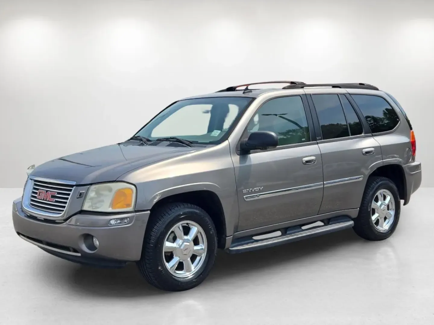 2006 /Light Gray GMC Envoy SLT (1GKDS13S662) with an Other engine, located at 804 22nd Ave, Phenix City, AL, 36870, (334) 297-1860, 32.484749, -85.024475 - **Explore New Adventures with the 2006 GMC Envoy SLT at Gils Auto in Prattville, AL!**<br /> <br /> Are you ready to elevate your driving experience? Whether you're planning a weekend getaway, commuting to work, or simply need a reliable vehicle for the family, the 2006 GMC Envoy SLT is your perfect - Photo#1