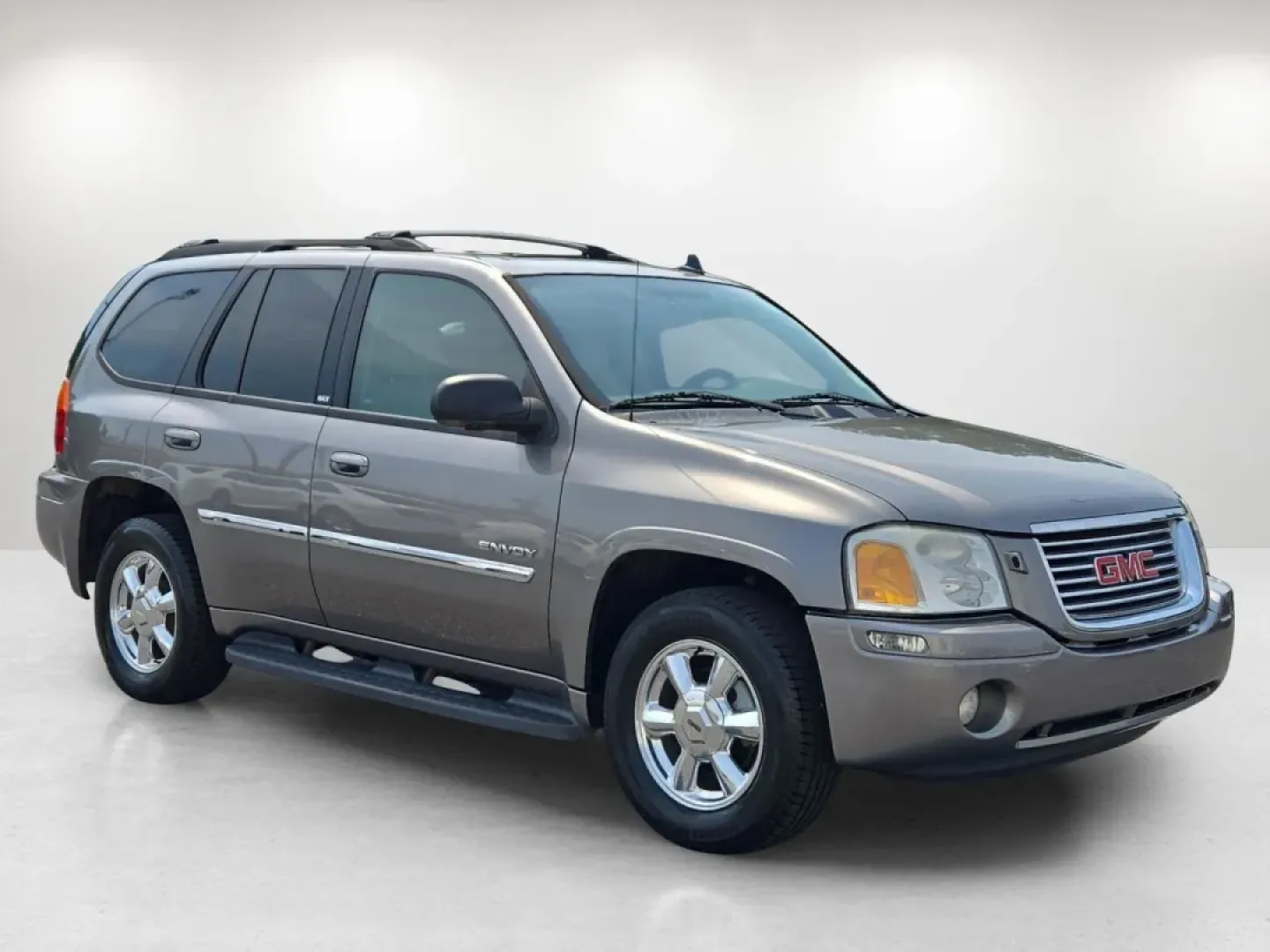 2006 /Light Gray GMC Envoy SLT (1GKDS13S662) with an Other engine, located at 804 22nd Ave, Phenix City, AL, 36870, (334) 297-1860, 32.484749, -85.024475 - **Explore New Adventures with the 2006 GMC Envoy SLT at Gils Auto in Prattville, AL!**<br /> <br /> Are you ready to elevate your driving experience? Whether you're planning a weekend getaway, commuting to work, or simply need a reliable vehicle for the family, the 2006 GMC Envoy SLT is your perfect - Photo#3