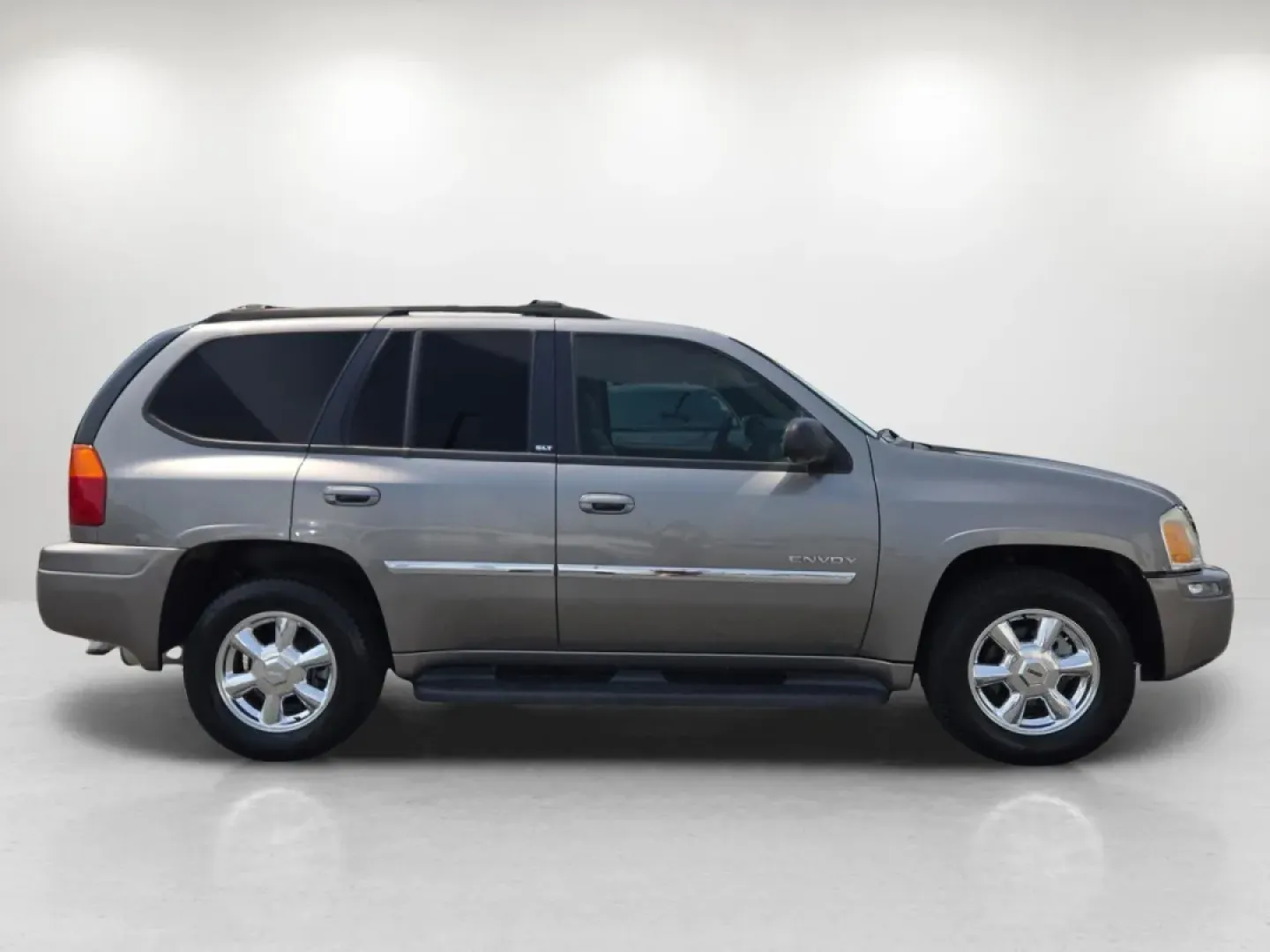 2006 /Light Gray GMC Envoy SLT (1GKDS13S662) with an Other engine, located at 804 22nd Ave, Phenix City, AL, 36870, (334) 297-1860, 32.484749, -85.024475 - **Explore New Adventures with the 2006 GMC Envoy SLT at Gils Auto in Prattville, AL!**<br /> <br /> Are you ready to elevate your driving experience? Whether you're planning a weekend getaway, commuting to work, or simply need a reliable vehicle for the family, the 2006 GMC Envoy SLT is your perfect - Photo#4