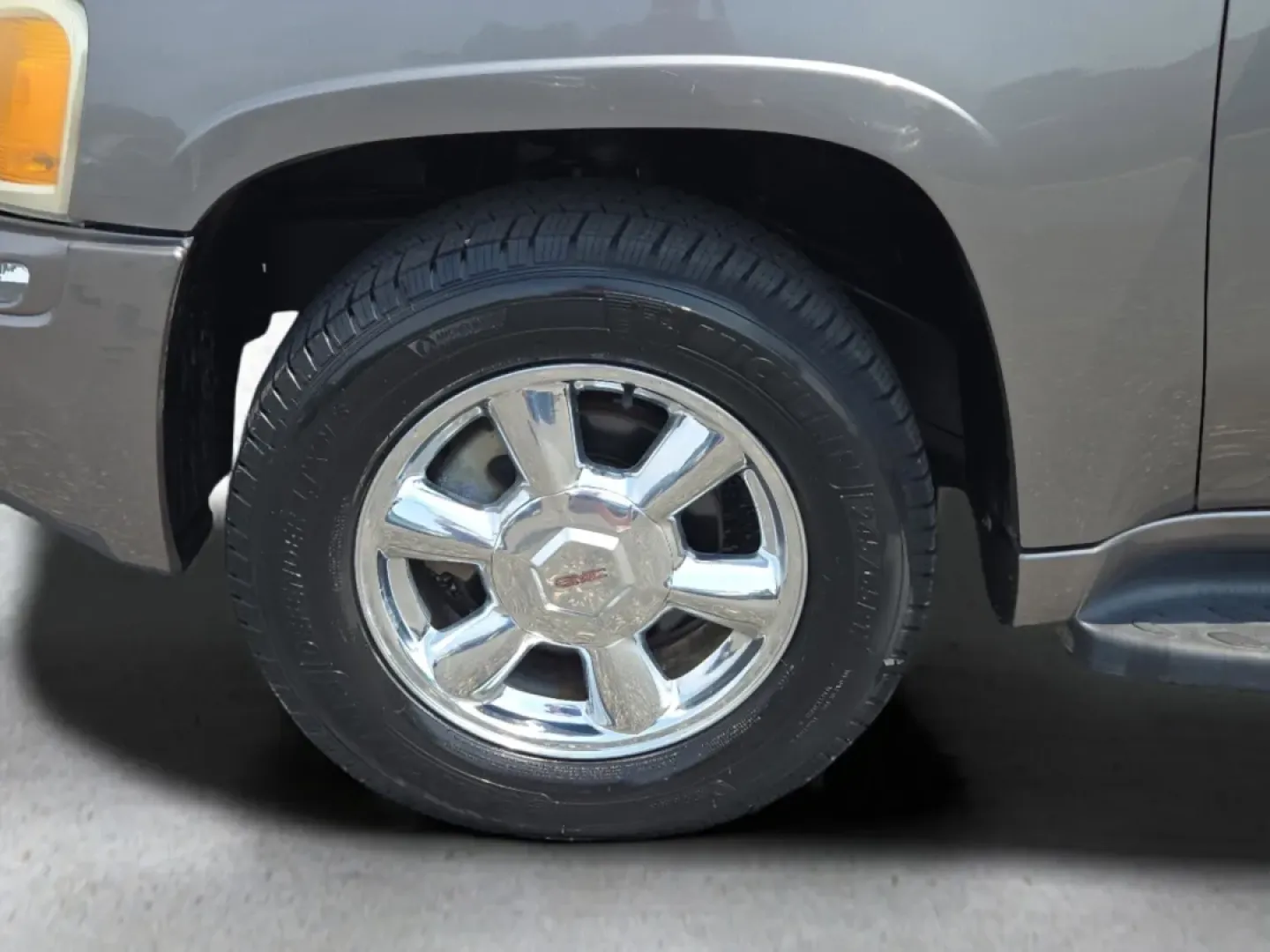 2006 /Light Gray GMC Envoy SLT (1GKDS13S662) with an Other engine, located at 804 22nd Ave, Phenix City, AL, 36870, (334) 297-1860, 32.484749, -85.024475 - **Explore New Adventures with the 2006 GMC Envoy SLT at Gils Auto in Prattville, AL!**<br /> <br /> Are you ready to elevate your driving experience? Whether you're planning a weekend getaway, commuting to work, or simply need a reliable vehicle for the family, the 2006 GMC Envoy SLT is your perfect - Photo#9