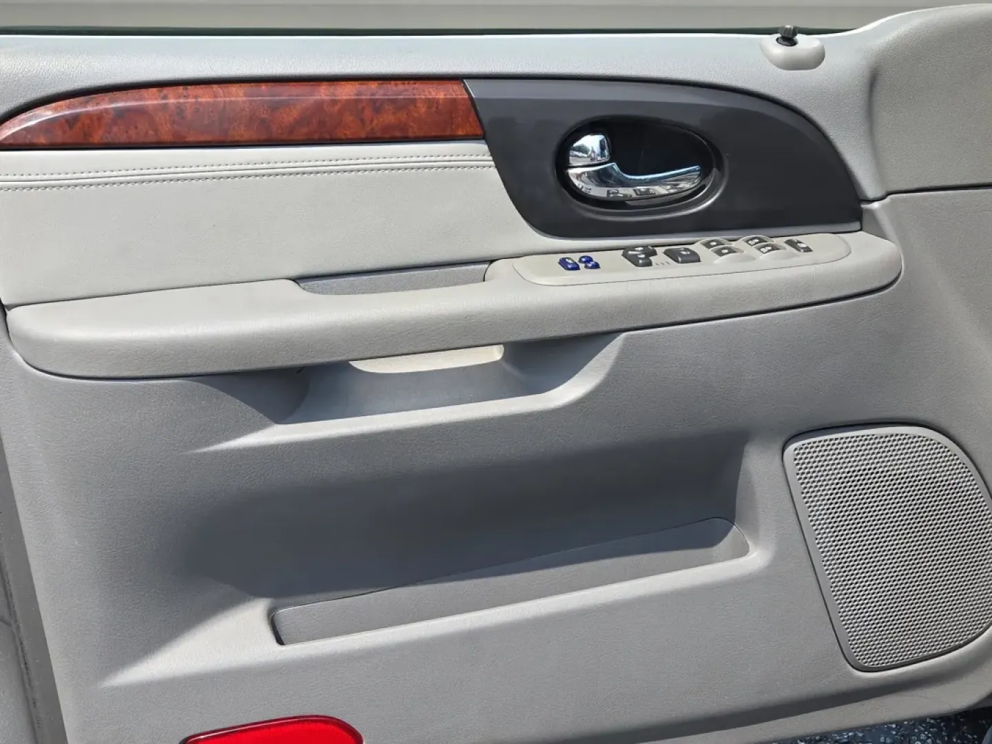 2006 /Light Gray GMC Envoy SLT (1GKDS13S662) with an Other engine, located at 804 22nd Ave, Phenix City, AL, 36870, (334) 297-1860, 32.484749, -85.024475 - **Explore New Adventures with the 2006 GMC Envoy SLT at Gils Auto in Prattville, AL!**<br /> <br /> Are you ready to elevate your driving experience? Whether you're planning a weekend getaway, commuting to work, or simply need a reliable vehicle for the family, the 2006 GMC Envoy SLT is your perfect - Photo#10