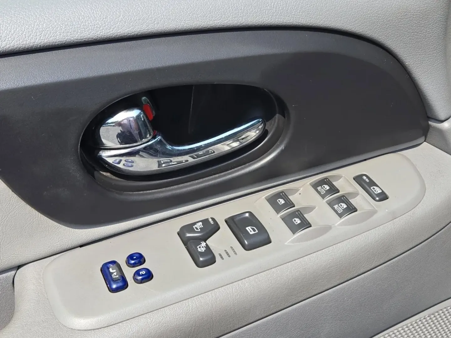 2006 /Light Gray GMC Envoy SLT (1GKDS13S662) with an Other engine, located at 804 22nd Ave, Phenix City, AL, 36870, (334) 297-1860, 32.484749, -85.024475 - **Explore New Adventures with the 2006 GMC Envoy SLT at Gils Auto in Prattville, AL!**<br /> <br /> Are you ready to elevate your driving experience? Whether you're planning a weekend getaway, commuting to work, or simply need a reliable vehicle for the family, the 2006 GMC Envoy SLT is your perfect - Photo#11