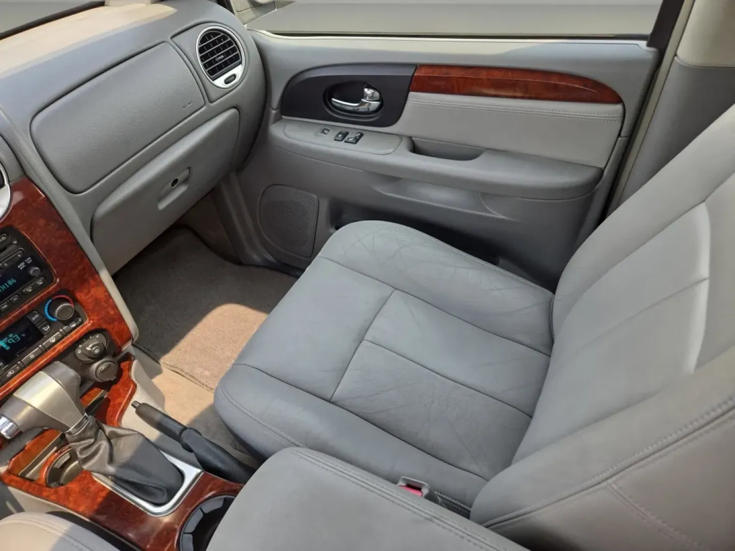 2006 /Light Gray GMC Envoy SLT (1GKDS13S662) with an Other engine, located at 804 22nd Ave, Phenix City, AL, 36870, (334) 297-1860, 32.484749, -85.024475 - **Explore New Adventures with the 2006 GMC Envoy SLT at Gils Auto in Prattville, AL!**<br /> <br /> Are you ready to elevate your driving experience? Whether you're planning a weekend getaway, commuting to work, or simply need a reliable vehicle for the family, the 2006 GMC Envoy SLT is your perfect - Photo#15